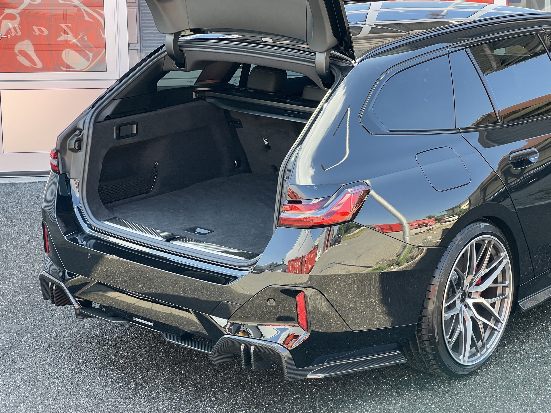 BMW 550e xDrive Touring M Sport Pro Steptronic-image-7
