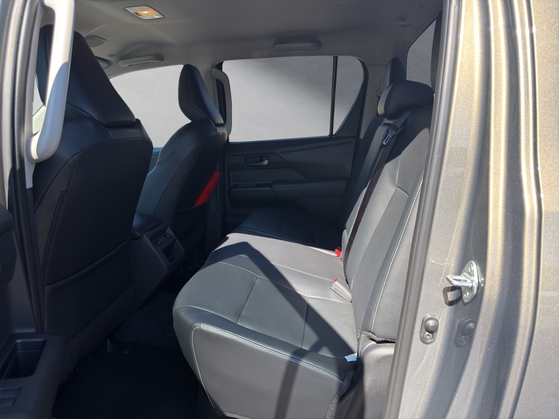 TOYOTA Hilux Double Cab.-Pick-up 2.8 D-4D MHEV 204 Invincible-image-9