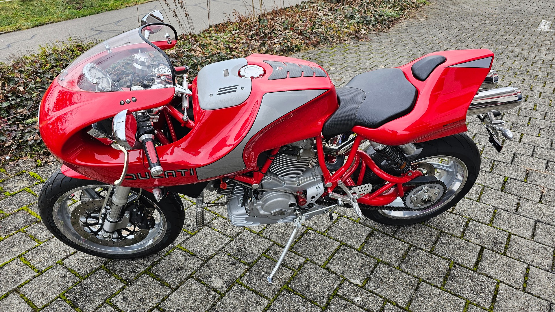 DUCATI MHR-showroom-element-1