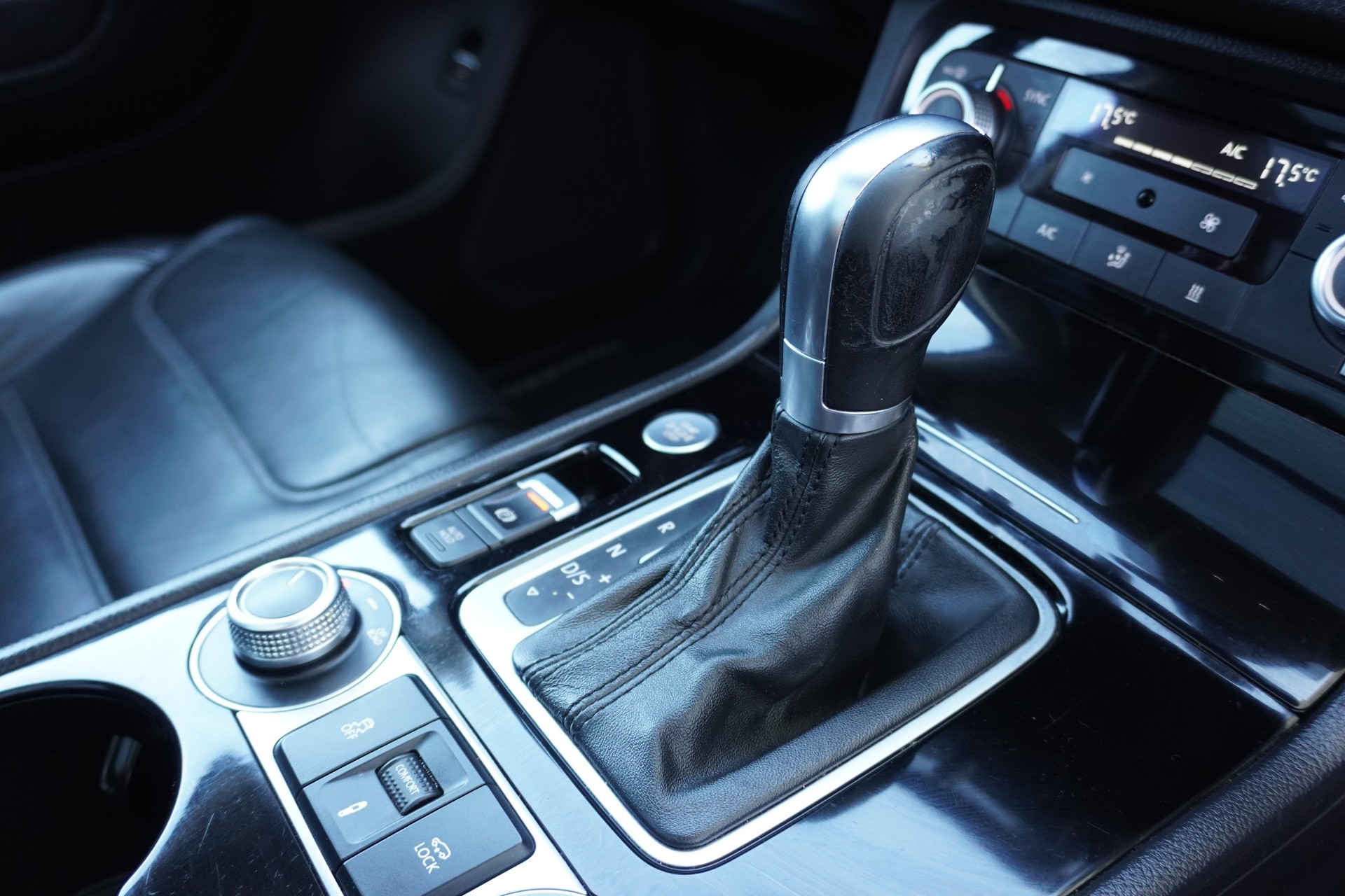 VW Touareg 4.2 TDI Tiptronic-image-12