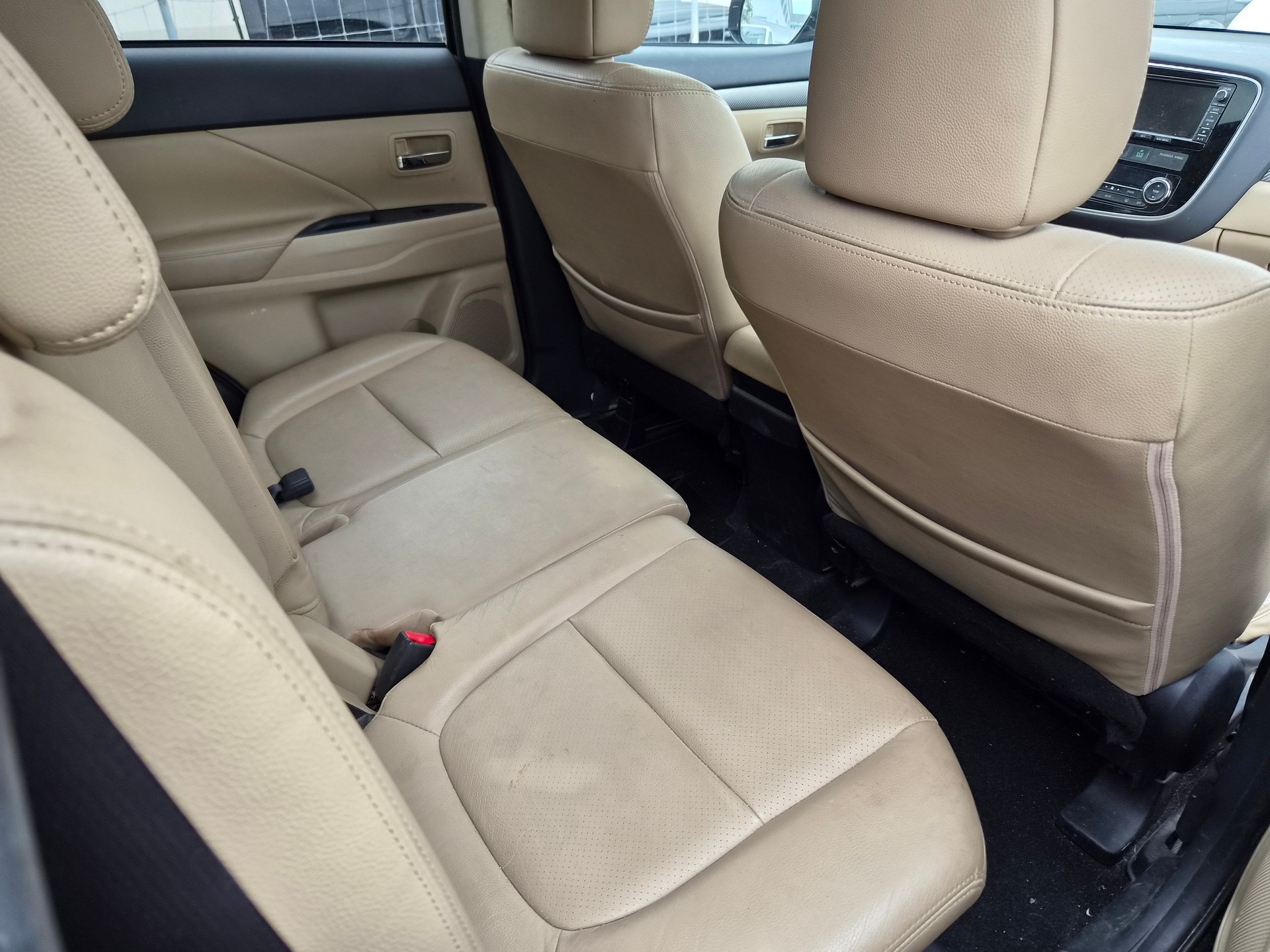MITSUBISHI Outlander 2.2 DID Intense 4WD Automatic-image-8