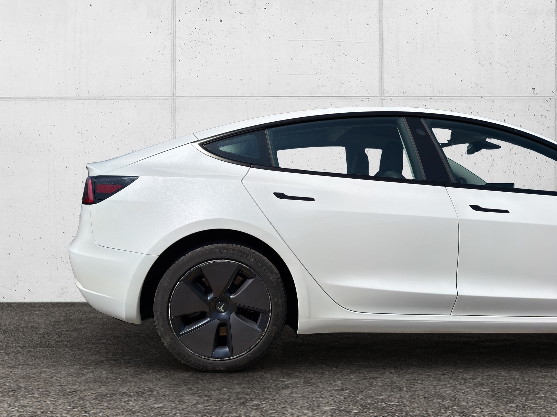 TESLA Model 3-image-8