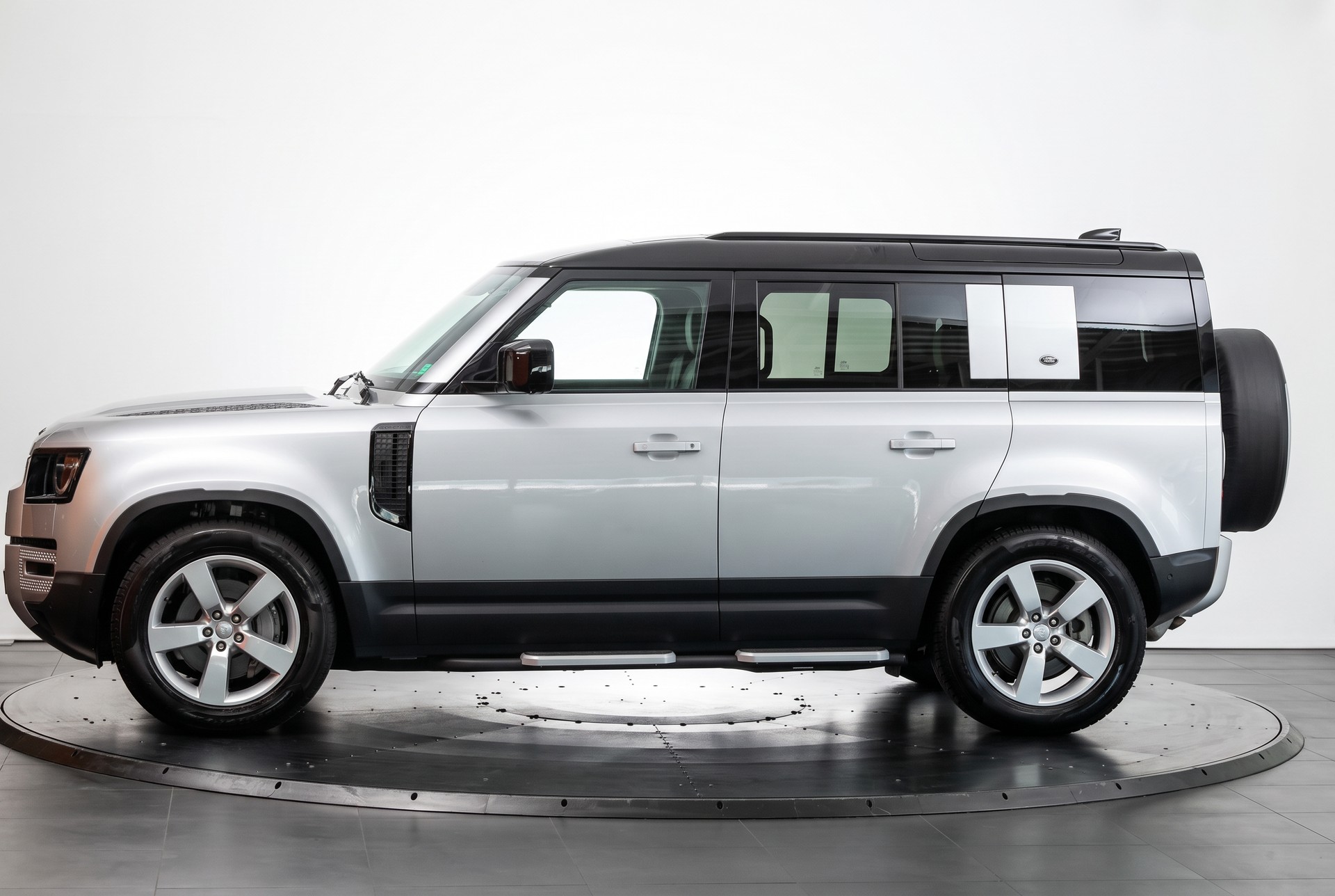 LAND ROVER Defender 110 P400 I6 First Edition 3.0 MHEV AT8-image-5
