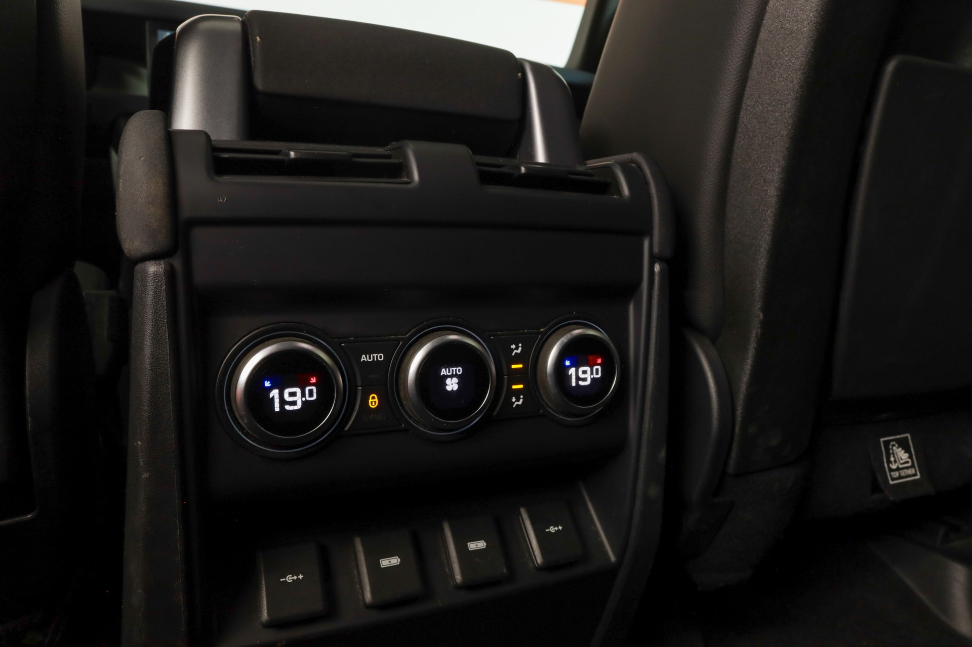 LAND ROVER Defender 110 P400 I6 First Edition 3.0 MHEV AT8-image-11