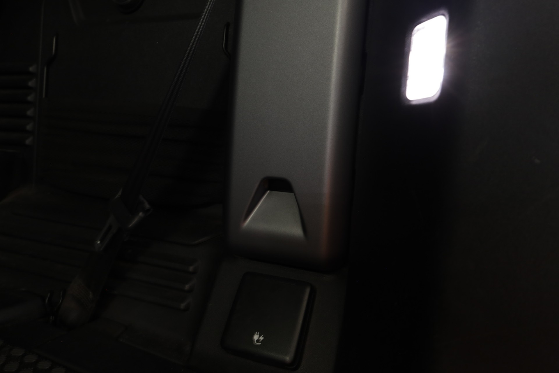 LAND ROVER Defender 110 P400 I6 First Edition 3.0 MHEV AT8-image-15