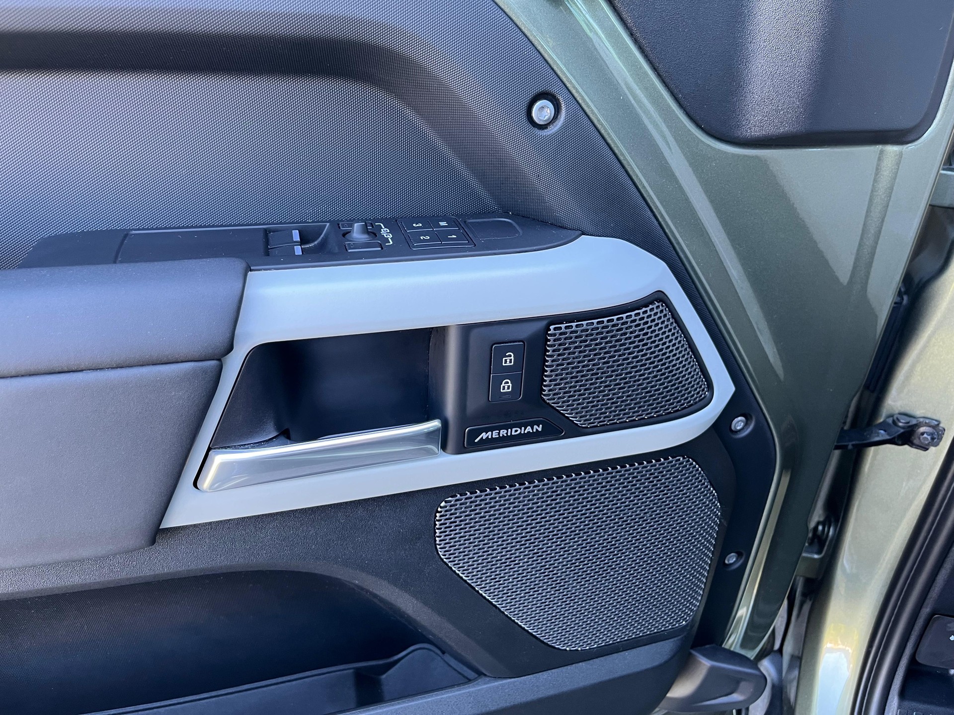 LAND ROVER Defender 90 3.0D I6 200 SE AT8-image-7