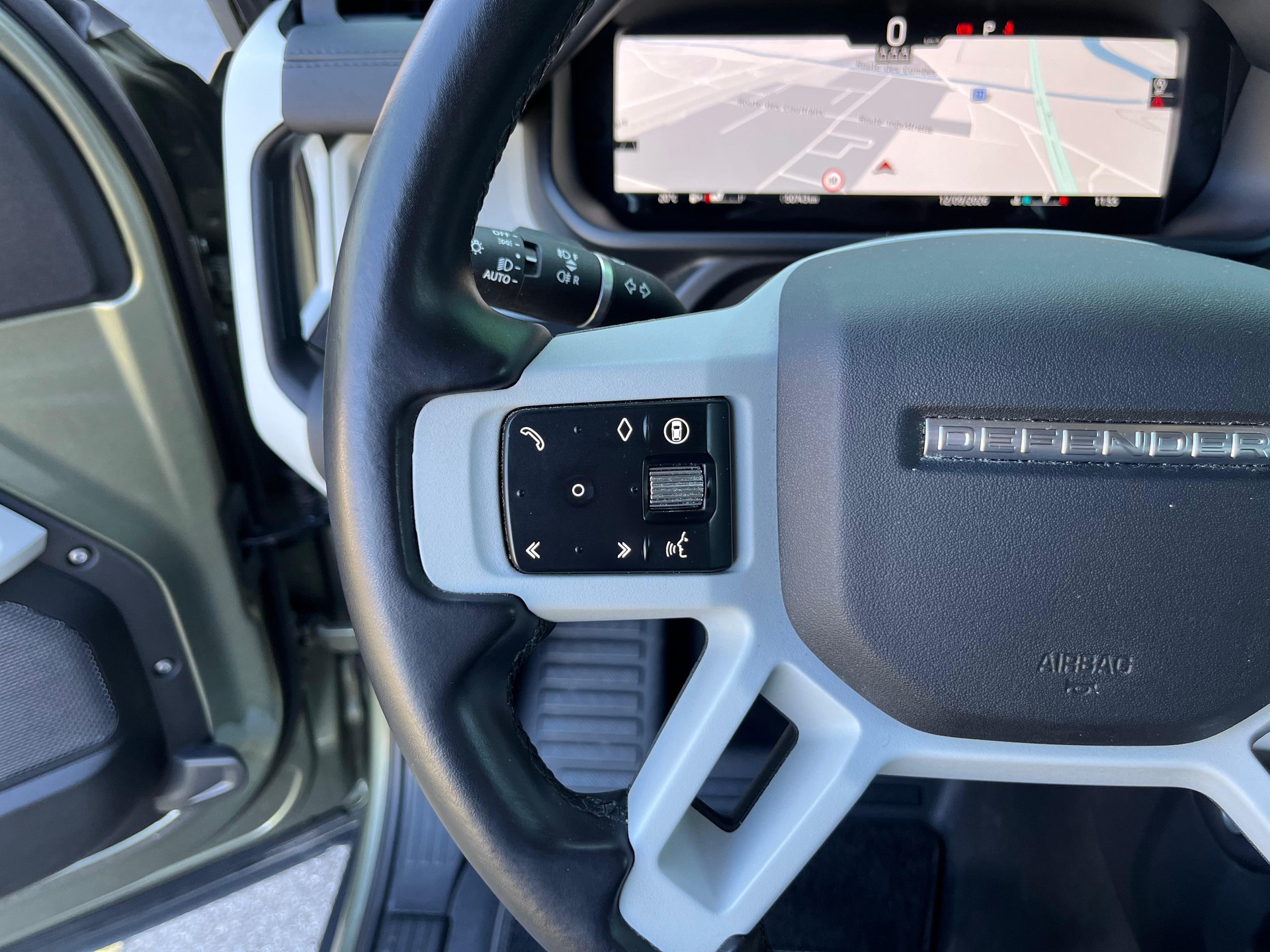 LAND ROVER Defender 90 3.0D I6 200 SE AT8-image-13