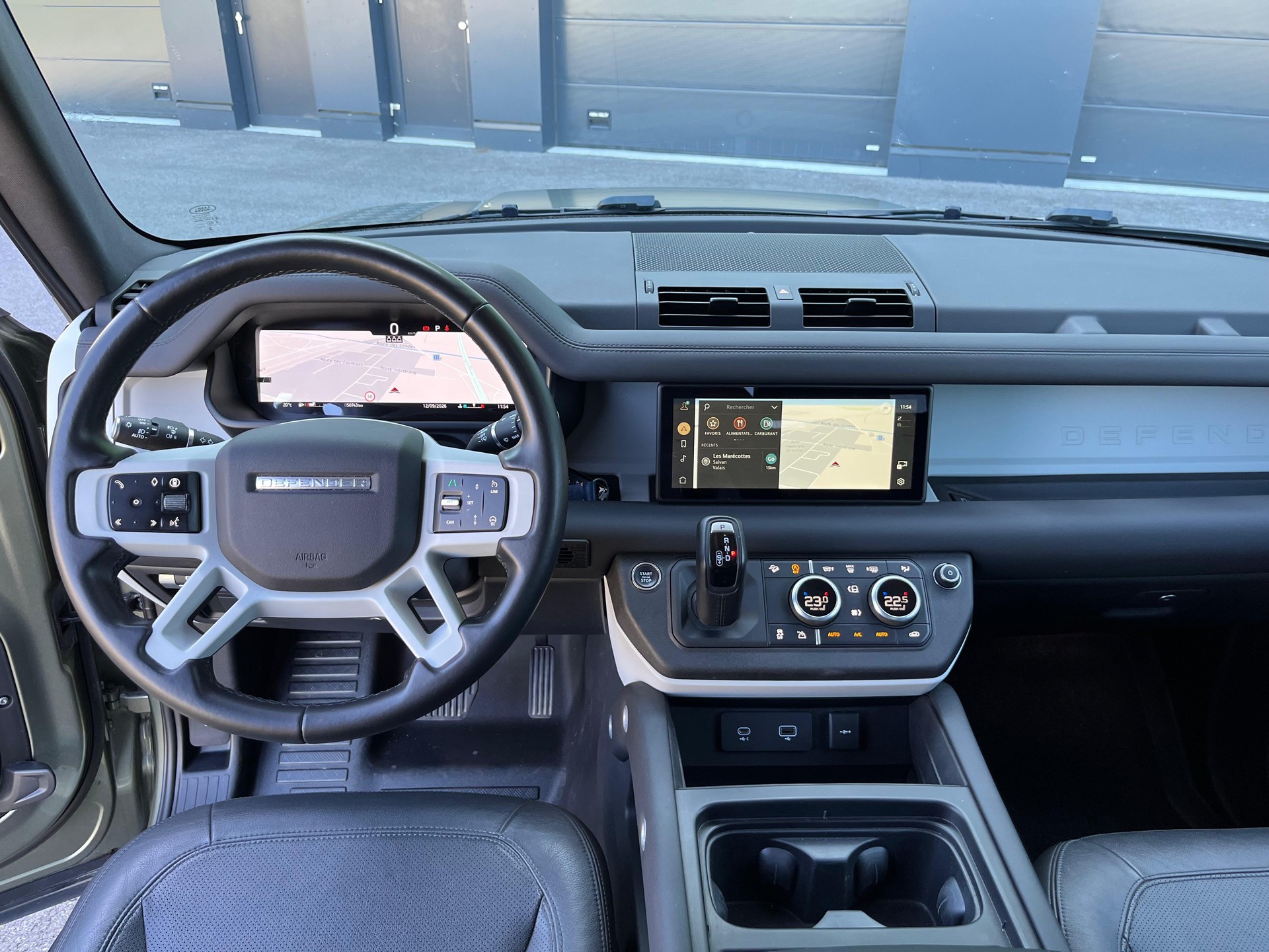 LAND ROVER Defender 90 3.0D I6 200 SE AT8-image-11