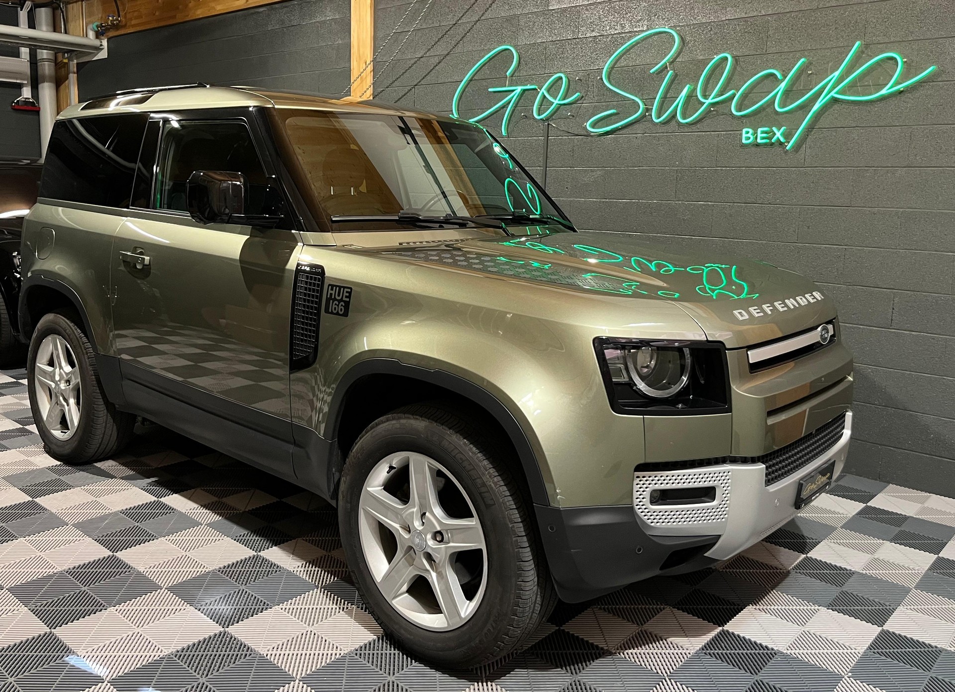 LAND ROVER Defender 90 3.0D I6 200 SE AT8-image-0