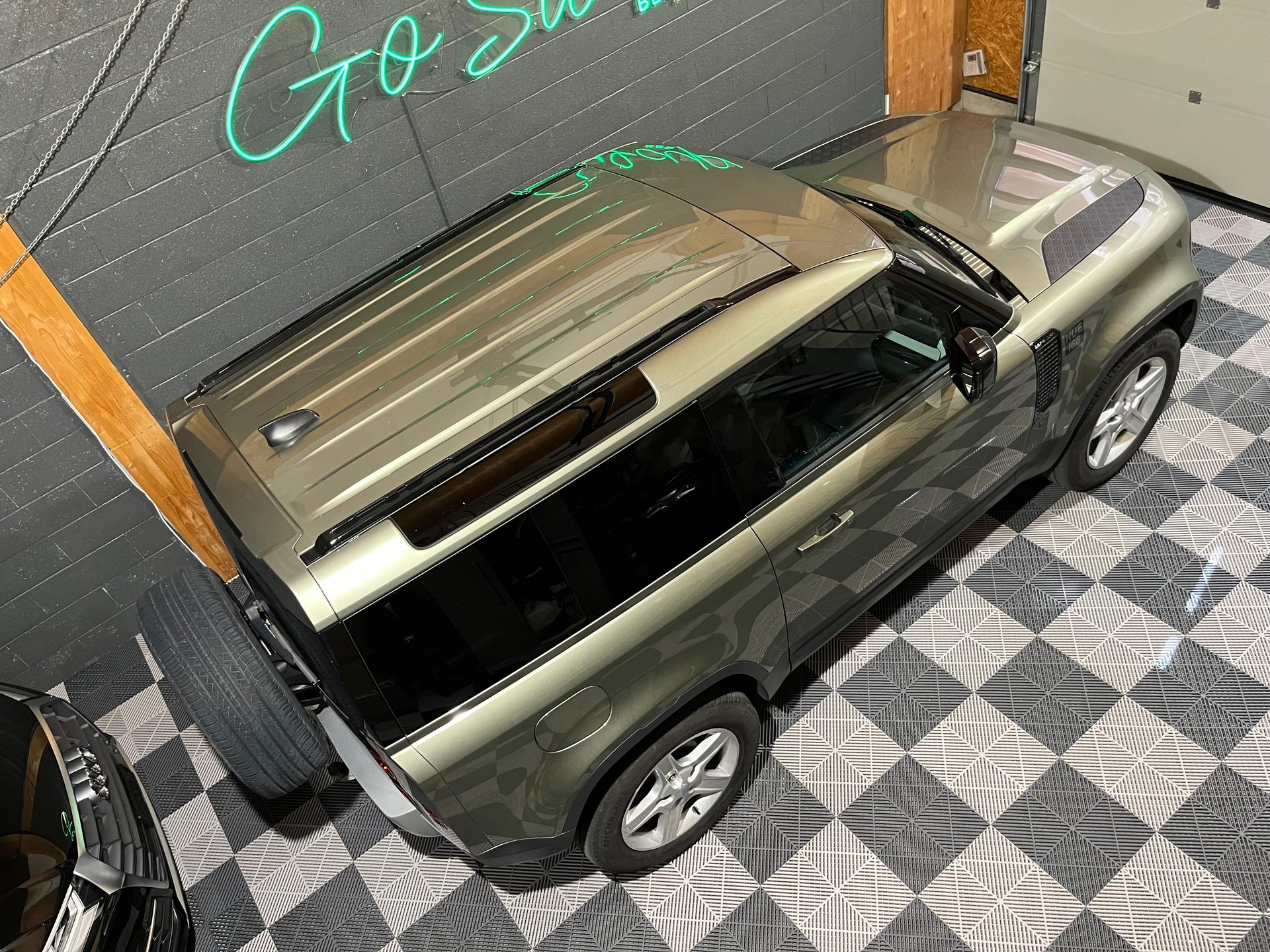 LAND ROVER Defender 90 3.0D I6 200 SE AT8-image-1