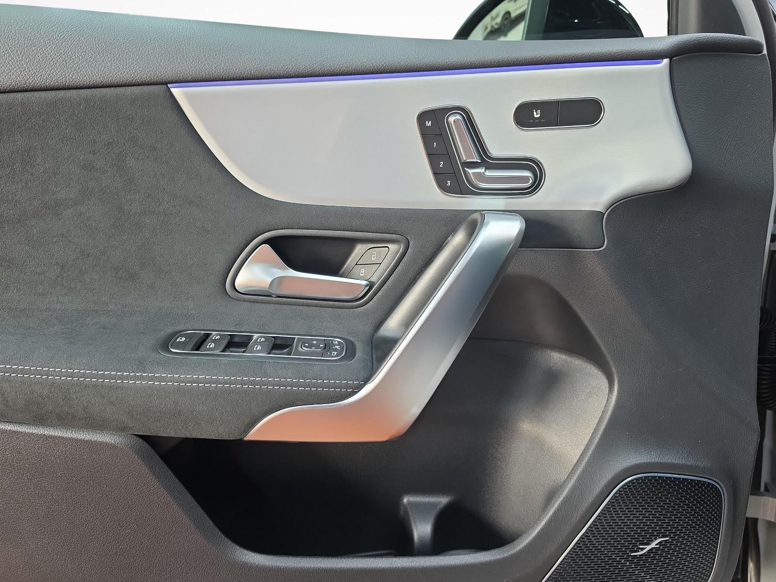 MERCEDES-BENZ A 220 4MATIC AMG Line-image-8