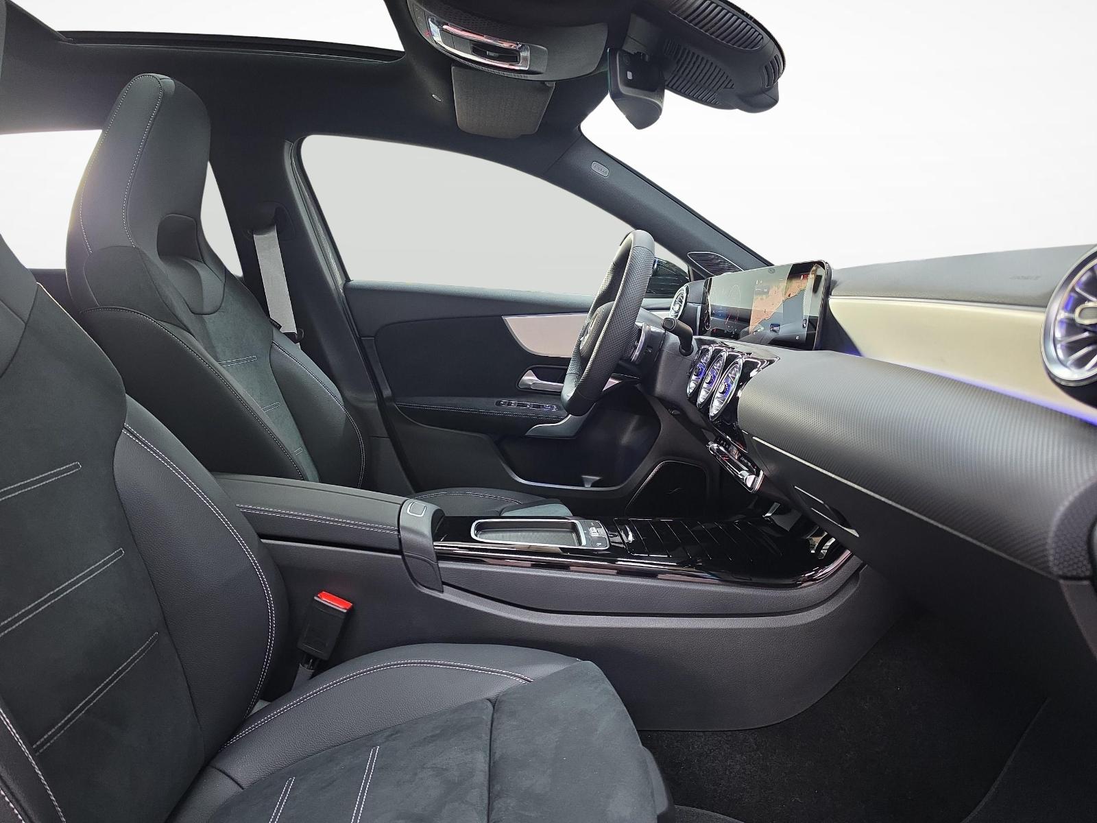 MERCEDES-BENZ A 220 4MATIC AMG Line-image-10