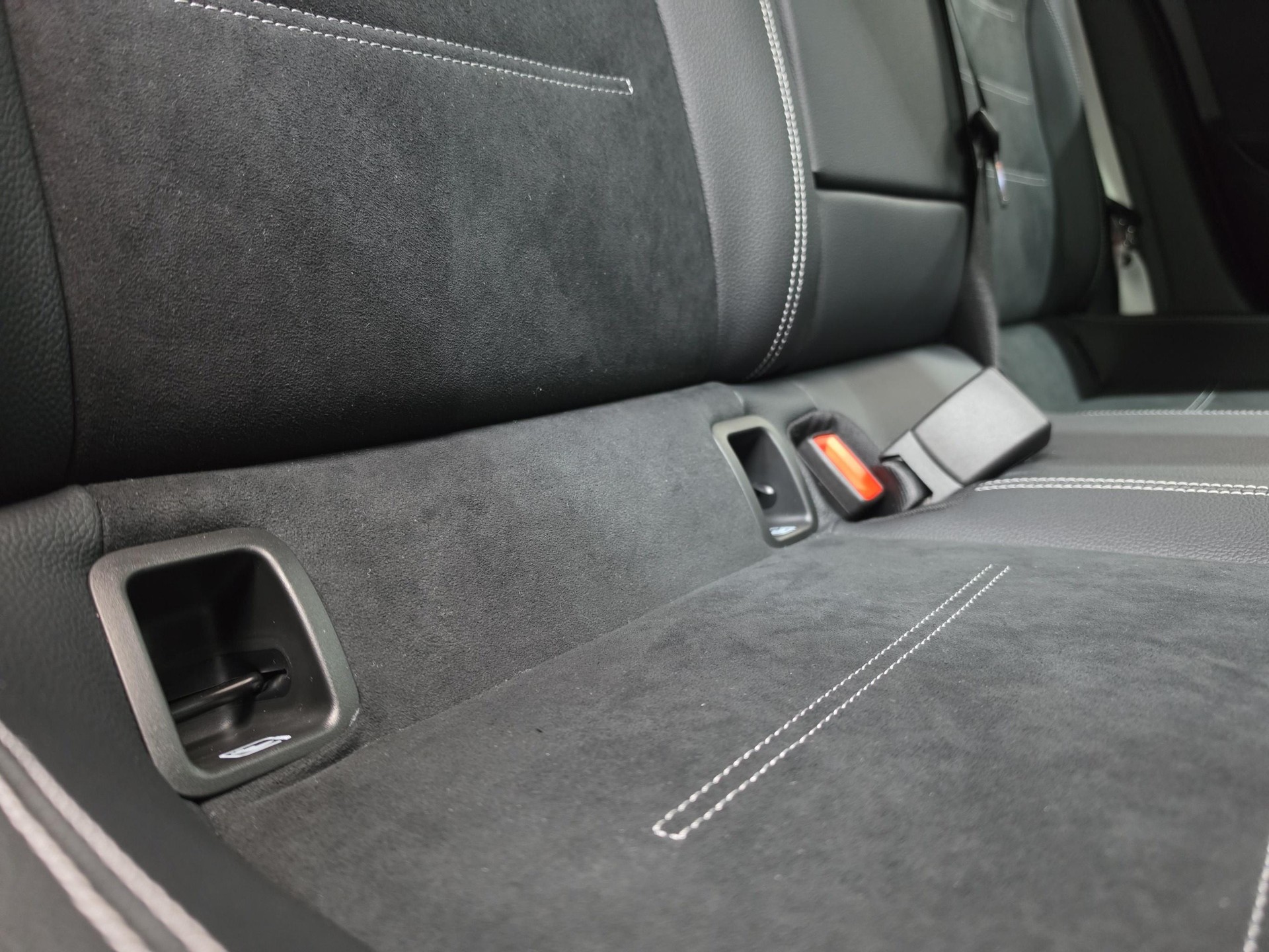 MERCEDES-BENZ A 220 4MATIC AMG Line-image-12