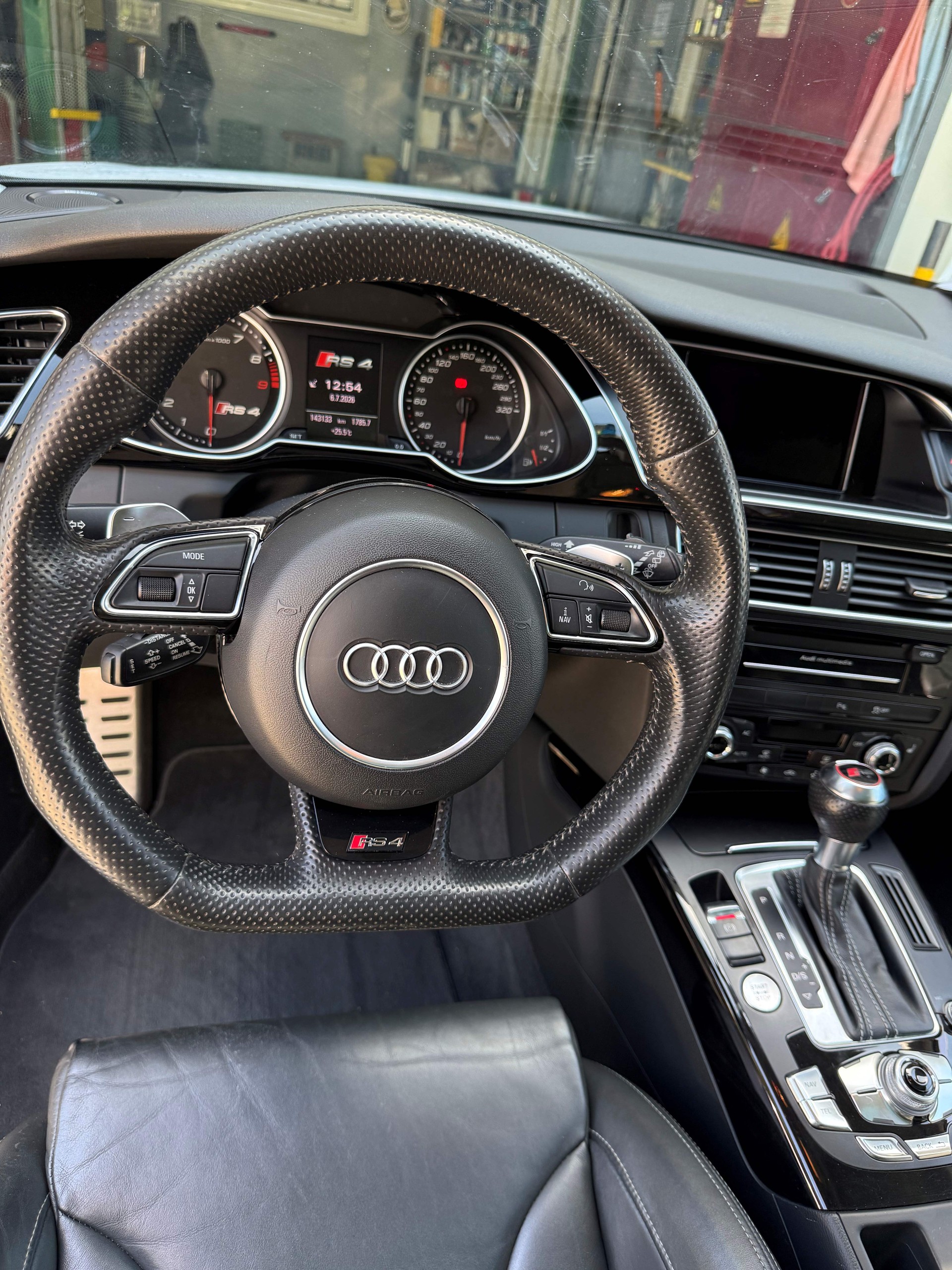 AUDI 4.2 V8 FSI quattro S-Tronic-image-5