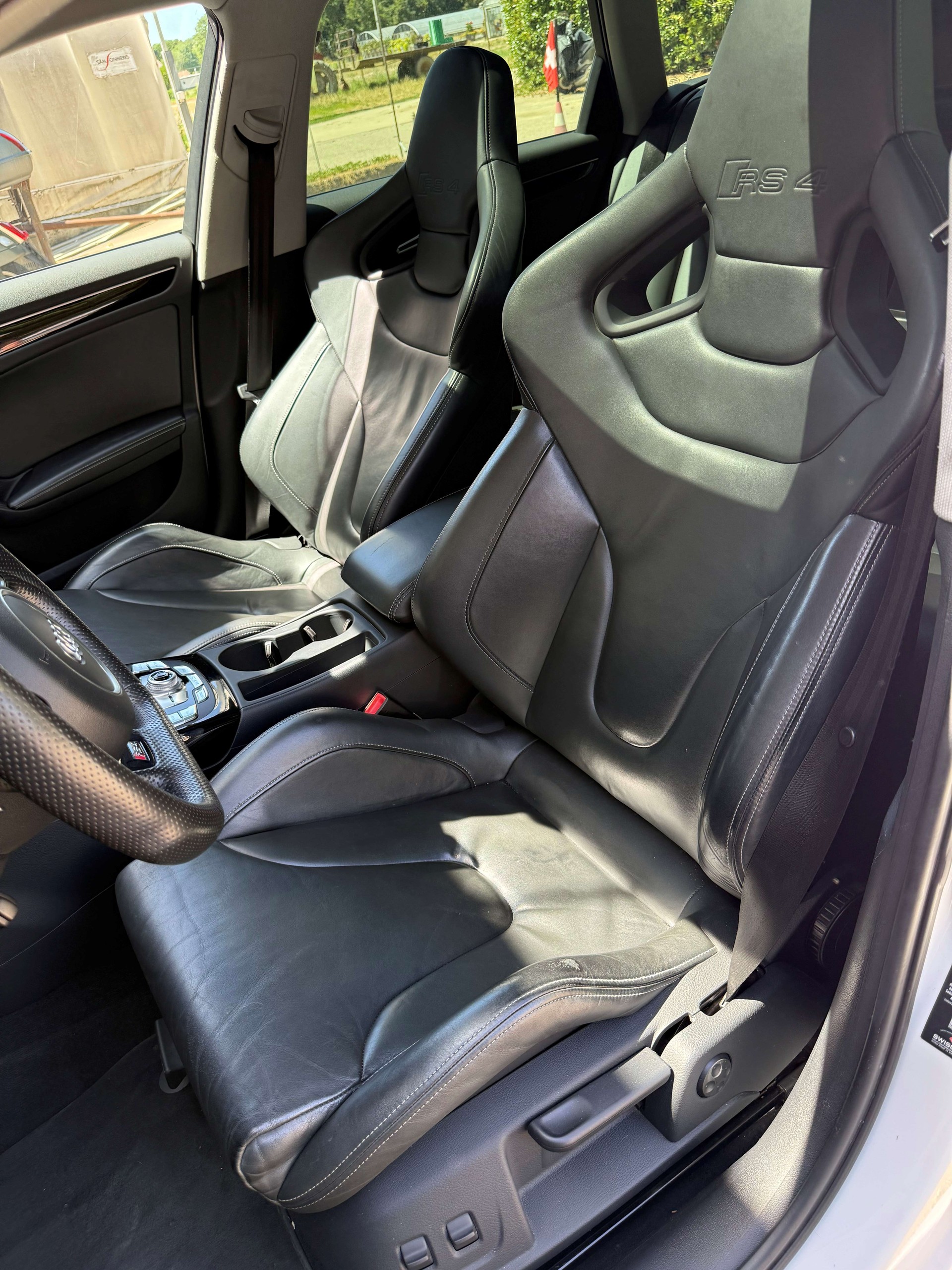 AUDI 4.2 V8 FSI quattro S-Tronic-image-4