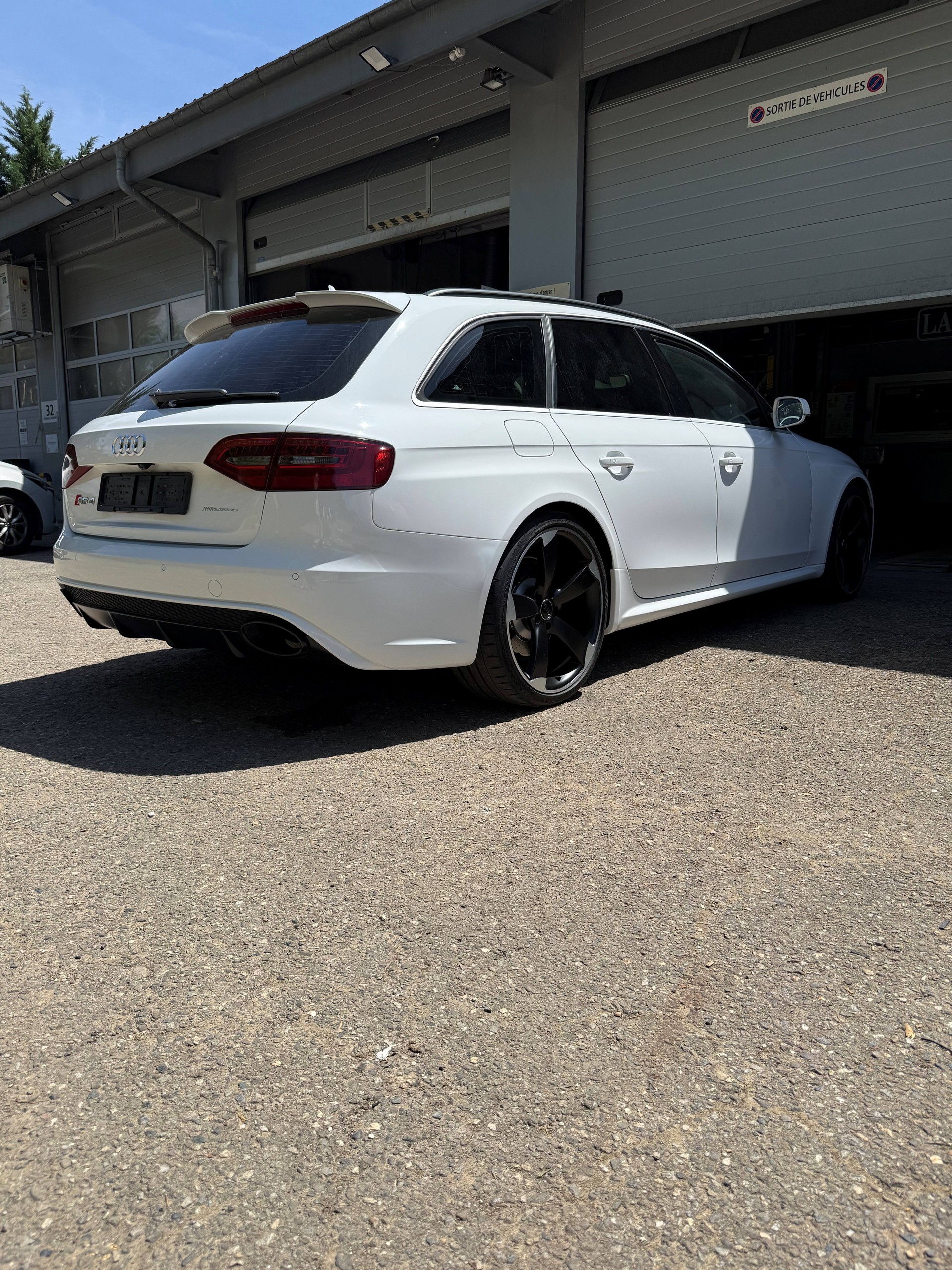 AUDI 4.2 V8 FSI quattro S-Tronic-image-1