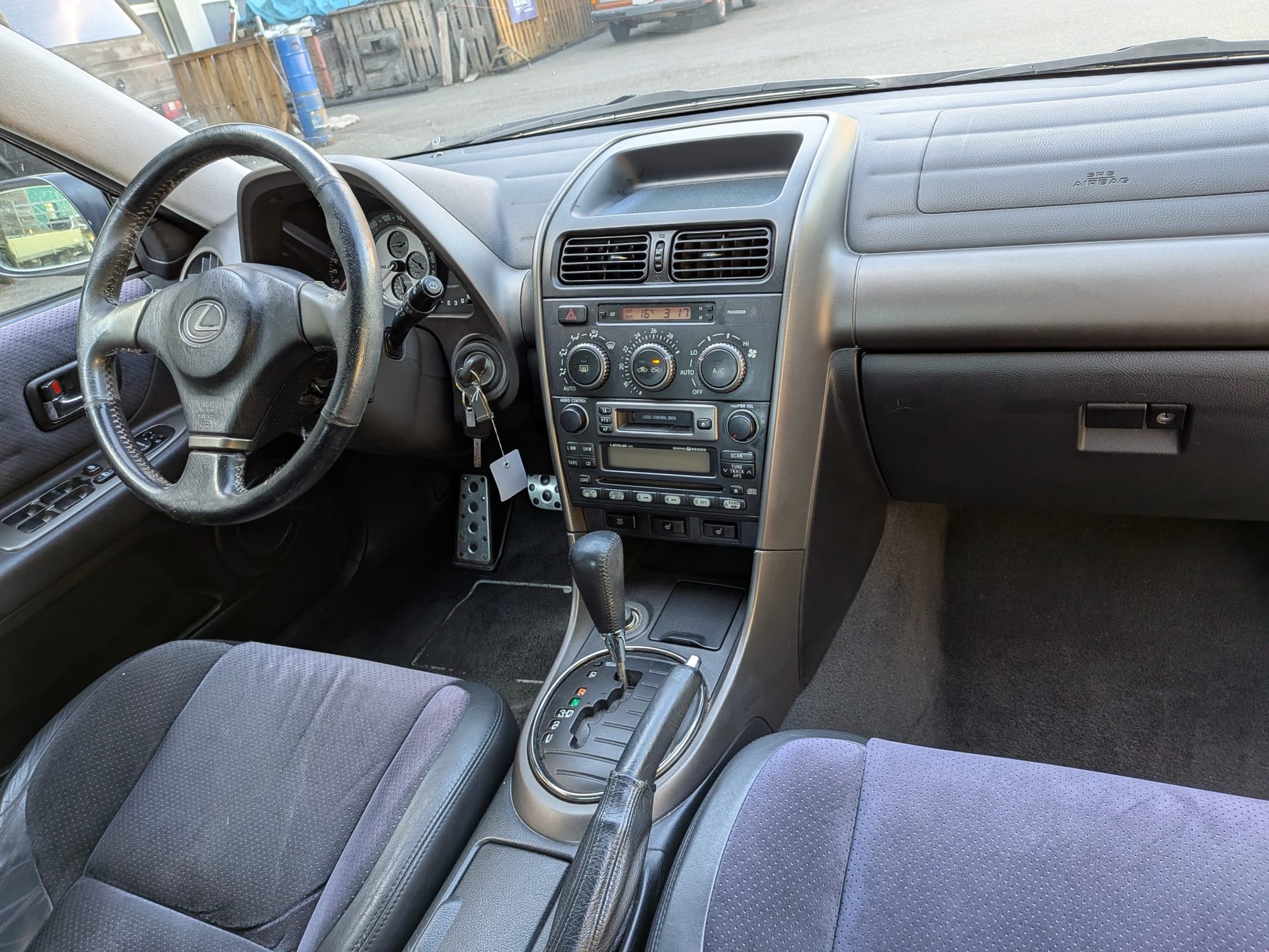LEXUS IS 200-image-7
