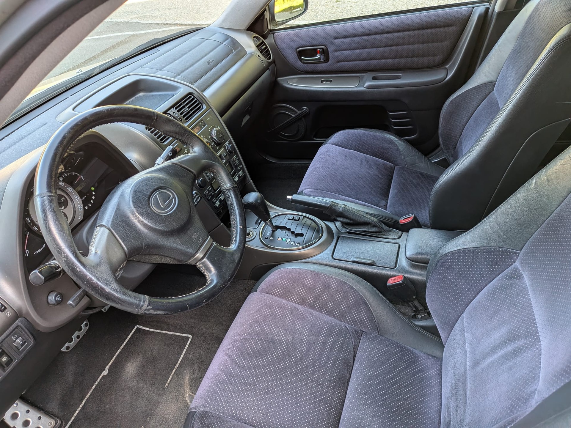 LEXUS IS 200-image-6