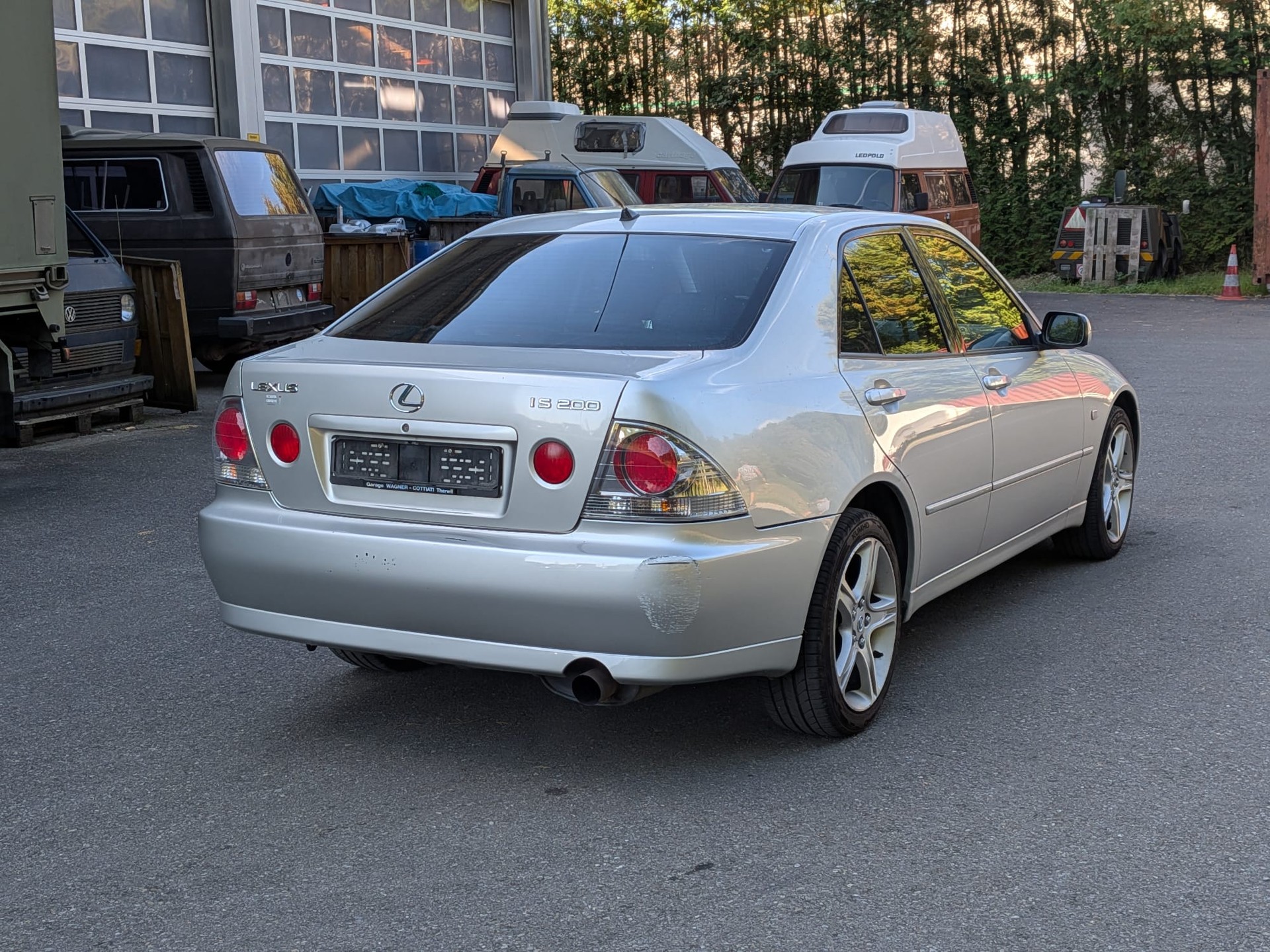 LEXUS IS 200-image-3
