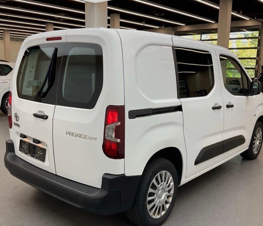 TOYOTA Proace City Van 1.5D Active Medium-image-2