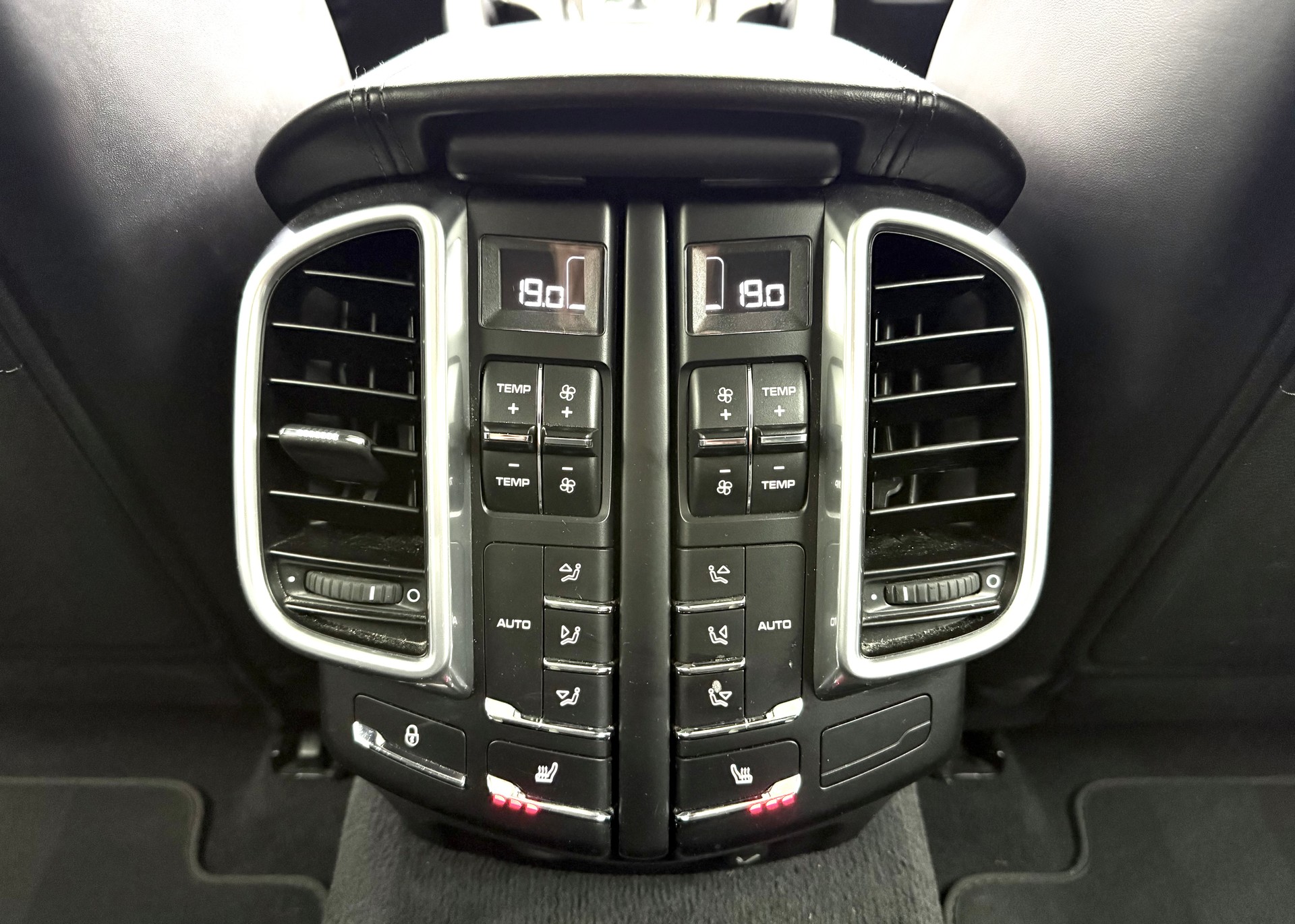 PORSCHE Cayenne Turbo-image-19