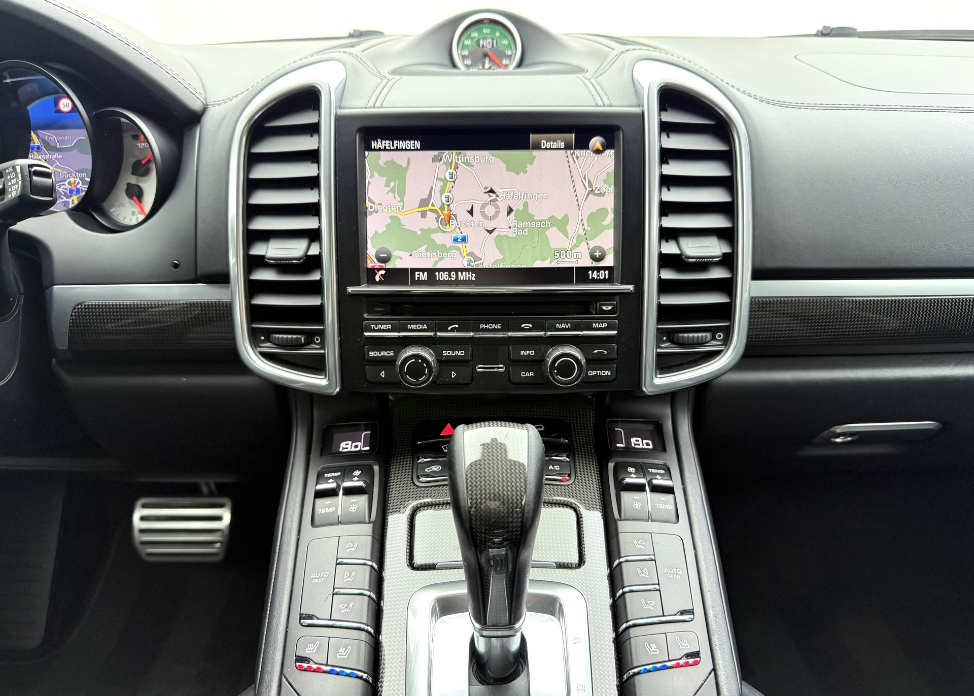 PORSCHE Cayenne Turbo-image-11