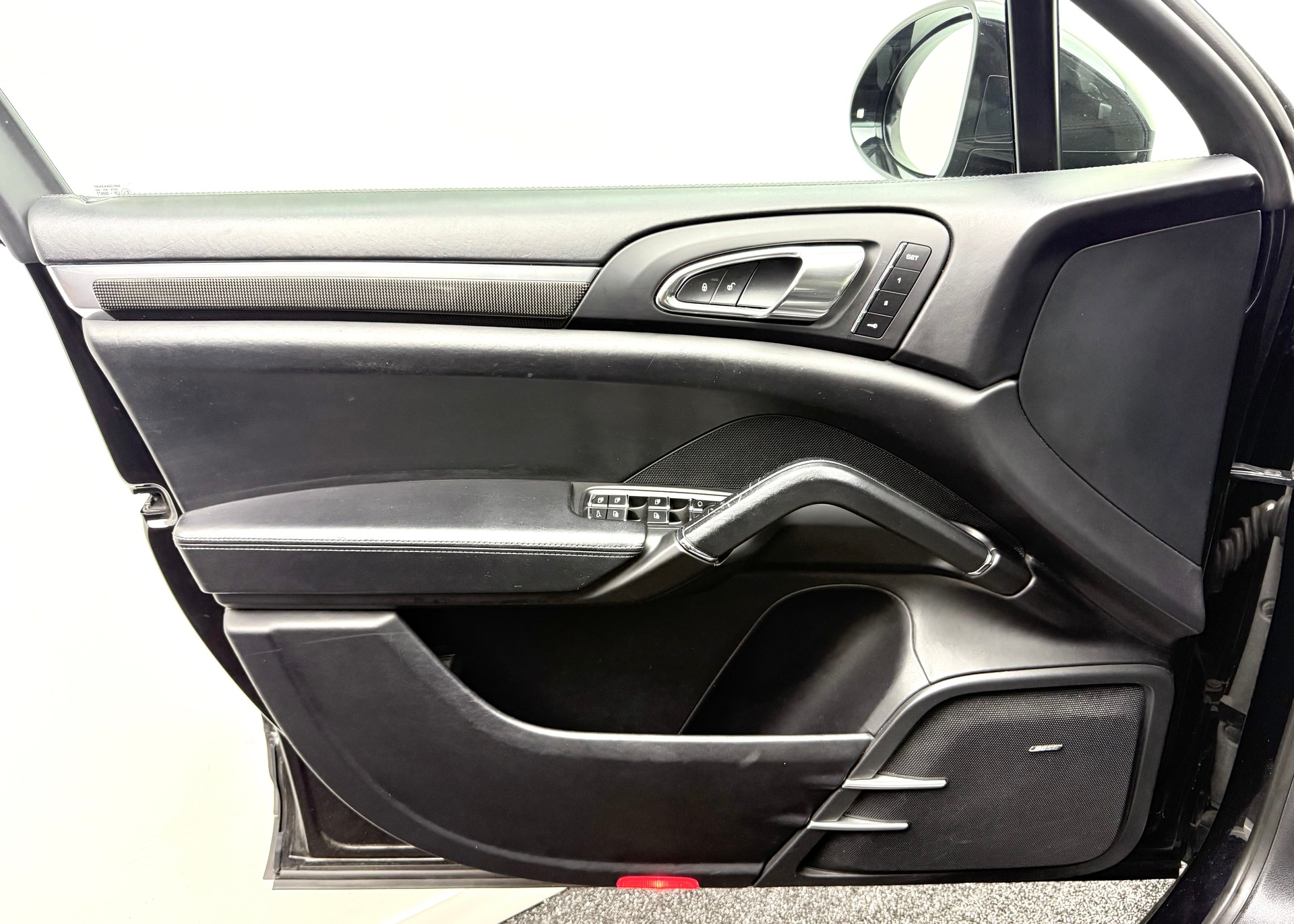 PORSCHE Cayenne Turbo-image-16