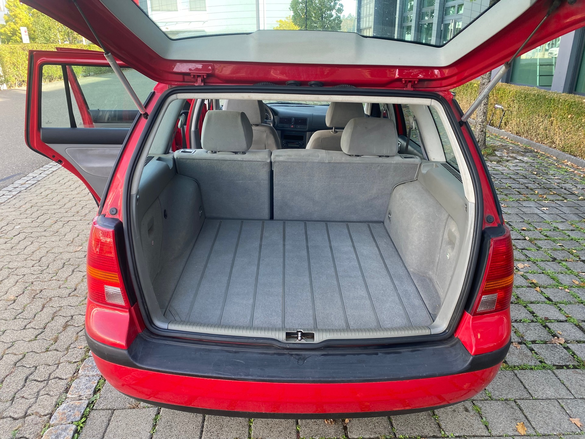 VW Golf Variant 2.0 Comfortline 4Motion-image-9