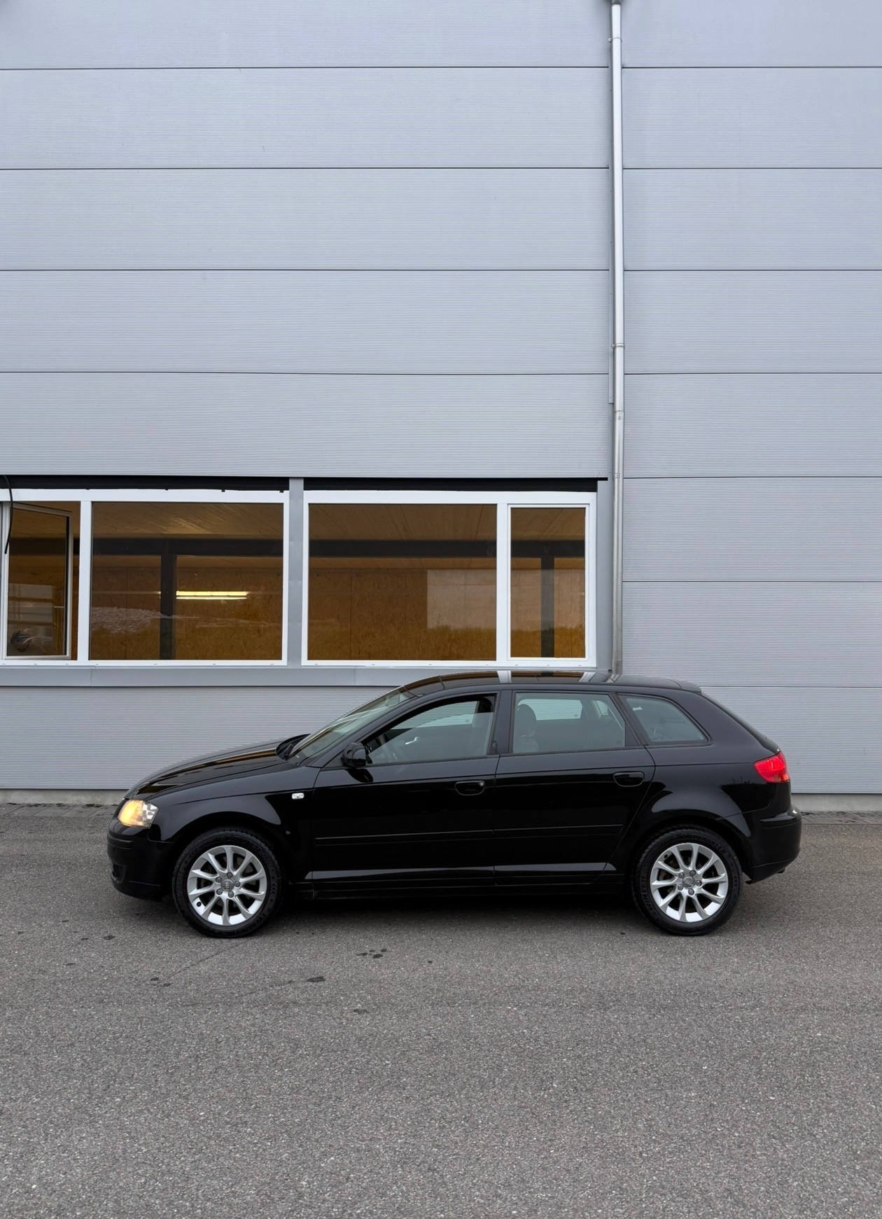 AUDI A3 Sportback 1.8 Turbo FSI Attraction-image-1