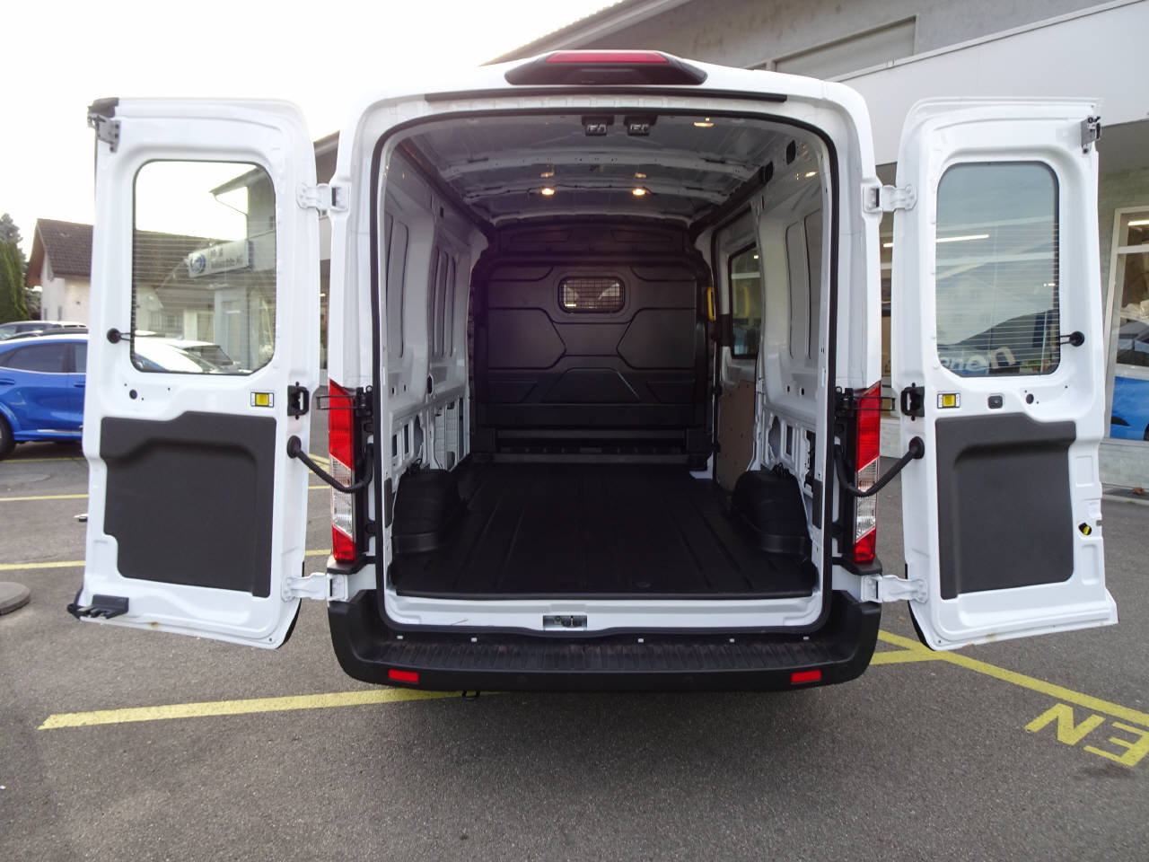 FORD E-Transit Van 350 L2 H2 Trend-image-5