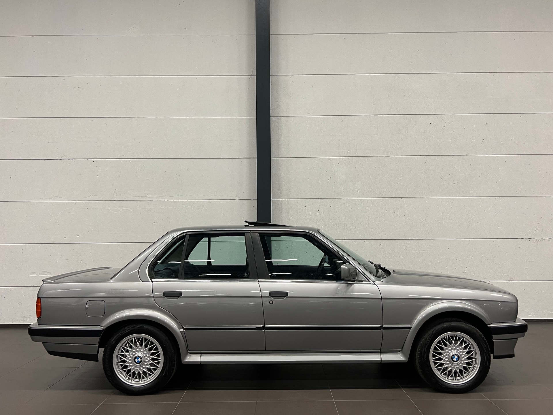 BMW 325iX A-image-8