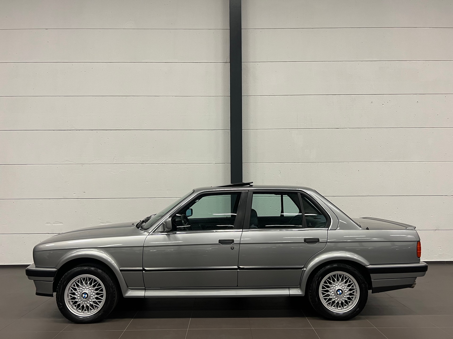 BMW 325iX A-image-9