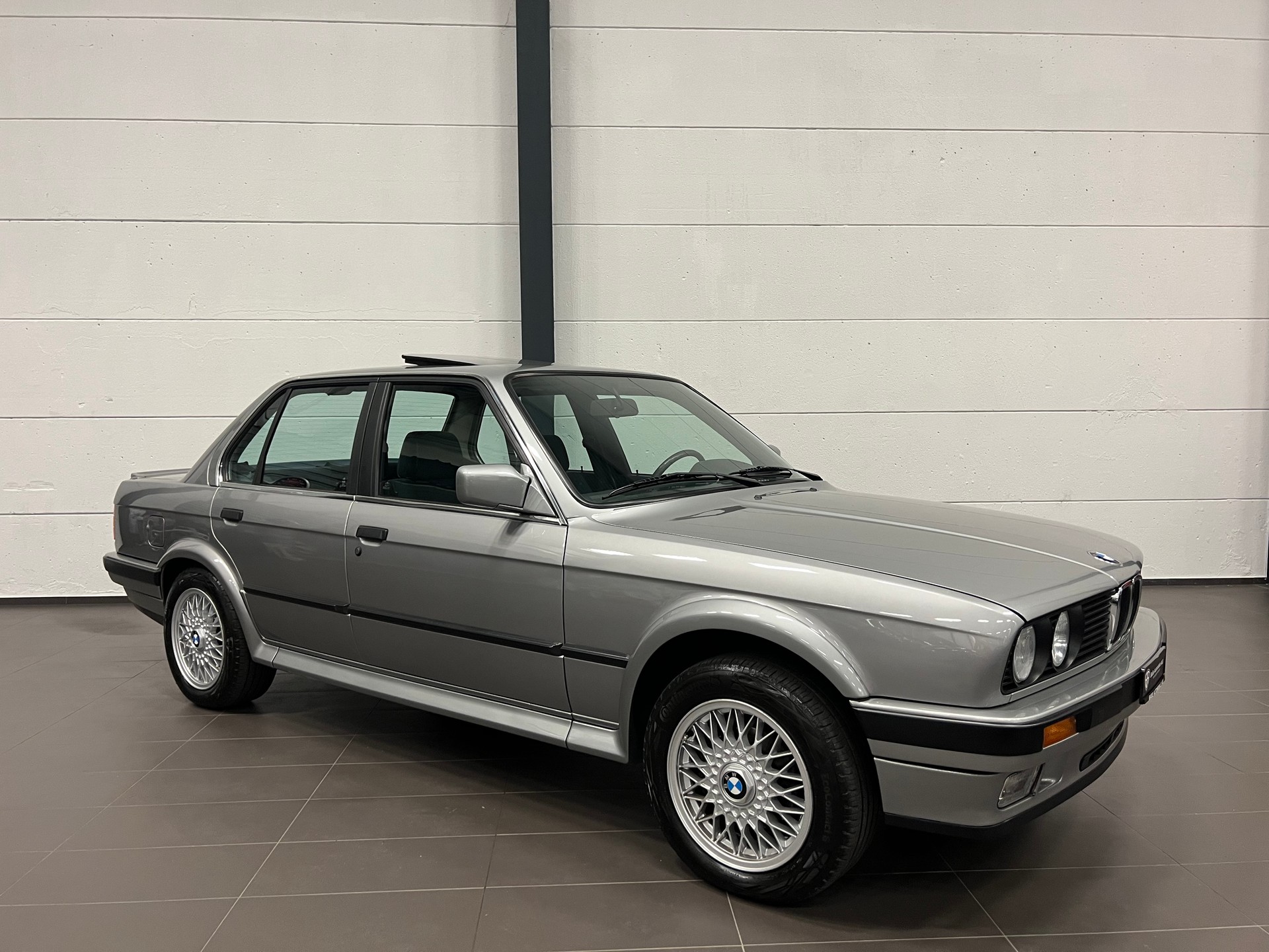 BMW 325iX A-image-5