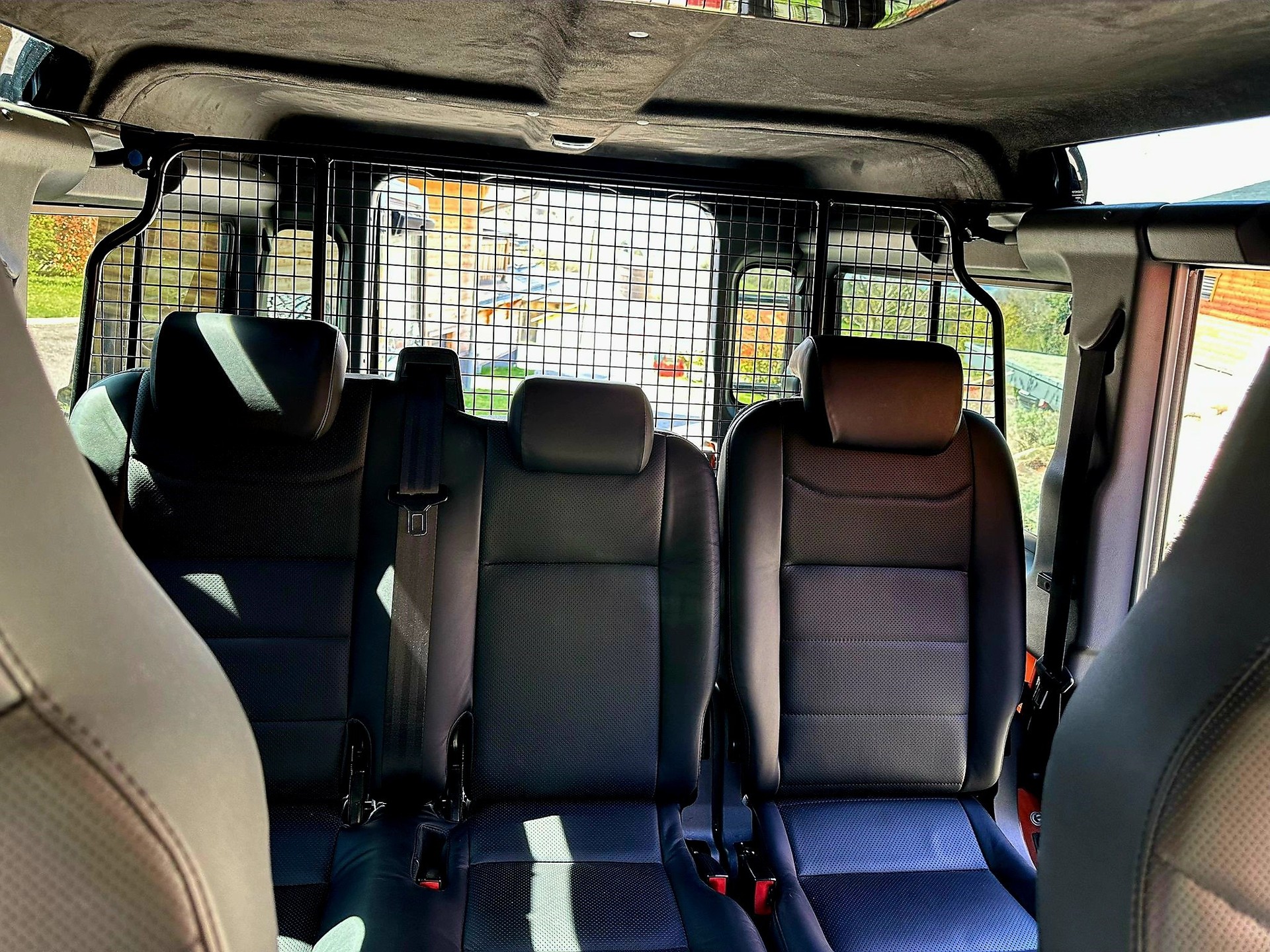 LAND ROVER Defender 110 2.2 TD4 Station Wagon Adventure-image-5