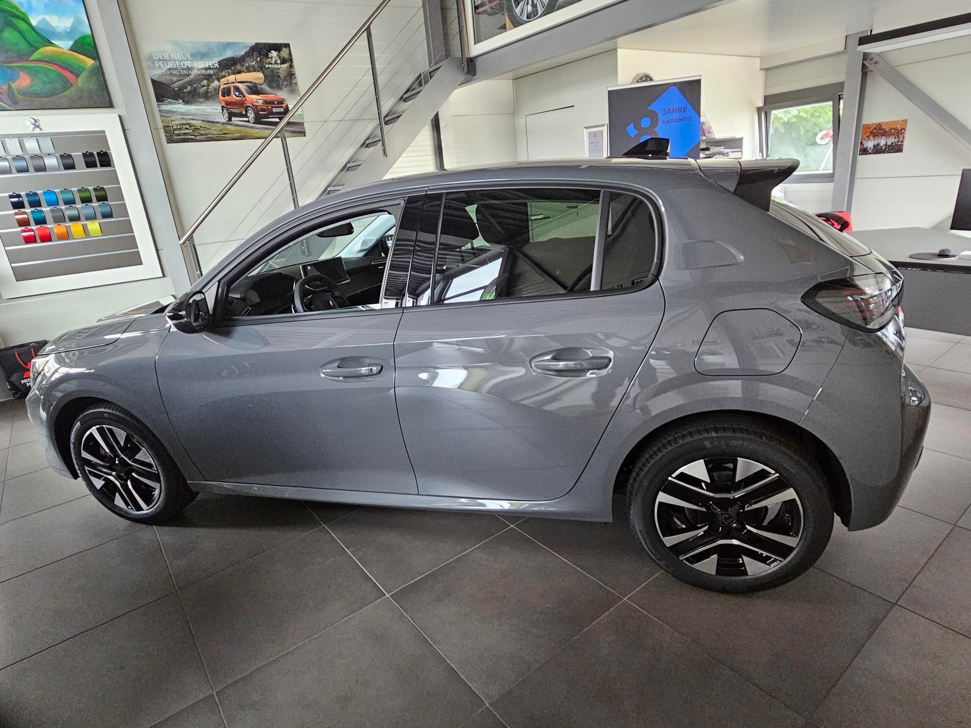 PEUGEOT 208 1.2 Hybrid Allure Premium-showroom-element-1