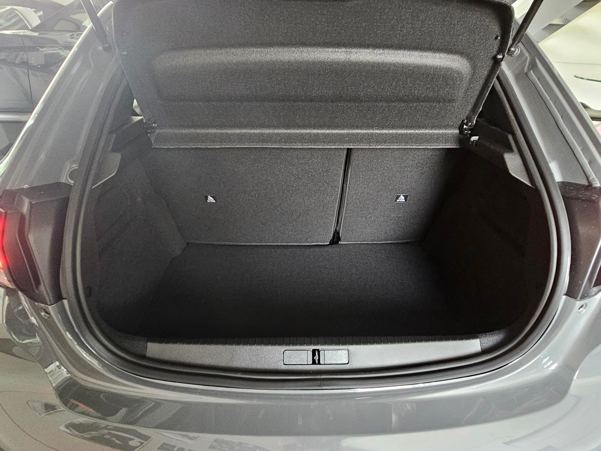 PEUGEOT 208 1.2 Hybrid Allure Premium-image-8