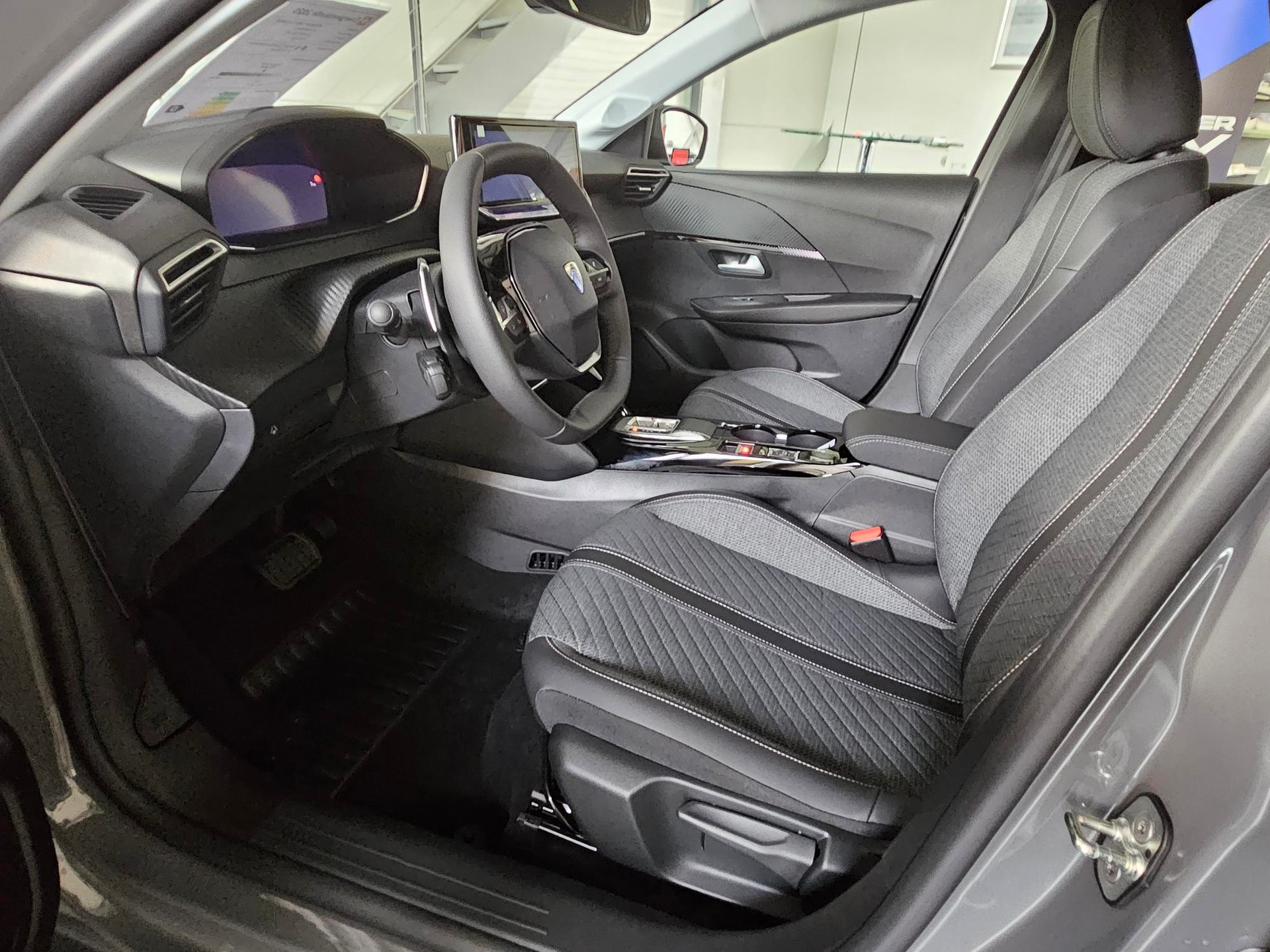 PEUGEOT 208 1.2 Hybrid Allure Premium-image-5