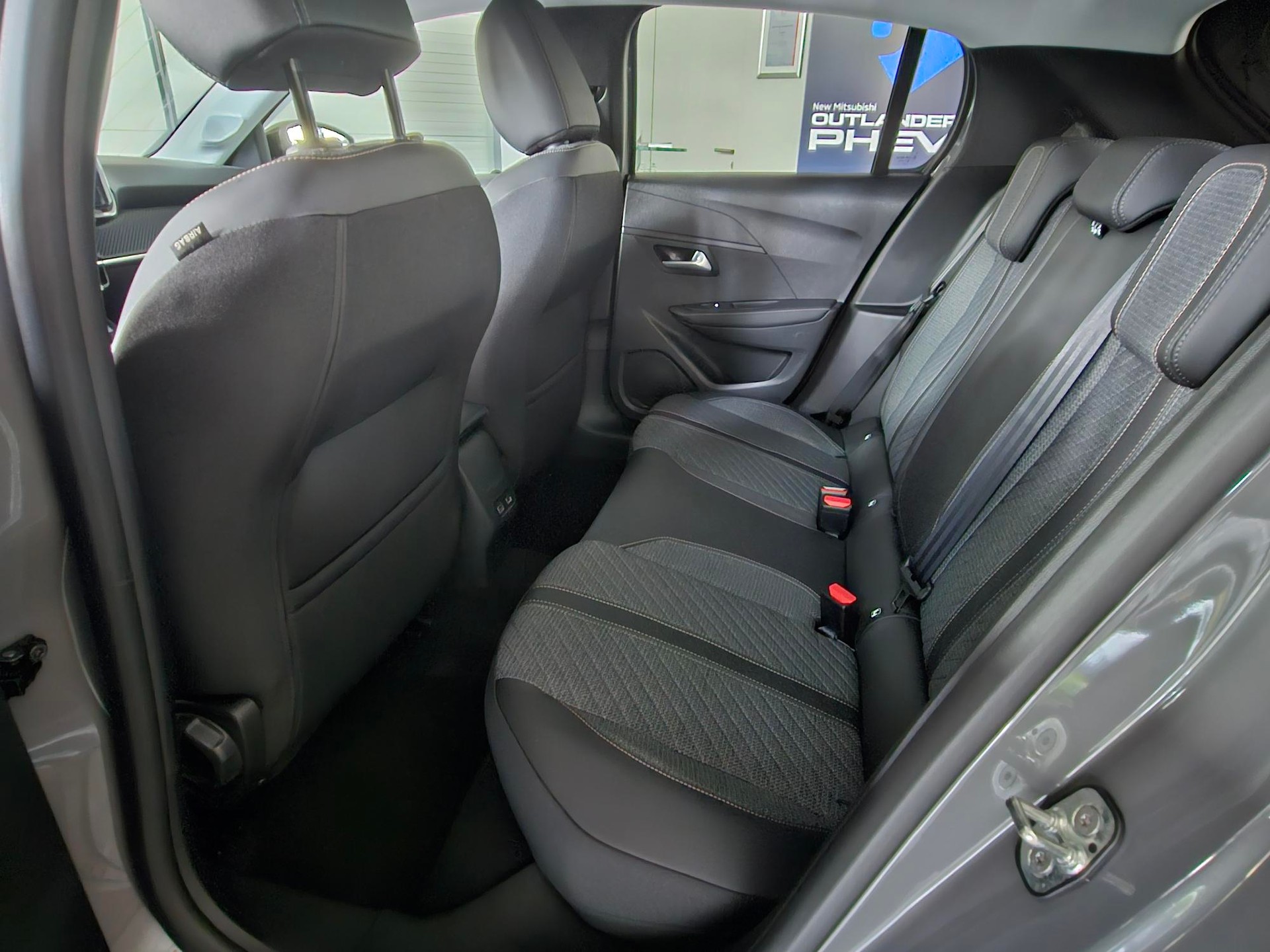 PEUGEOT 208 1.2 Hybrid Allure Premium-image-6