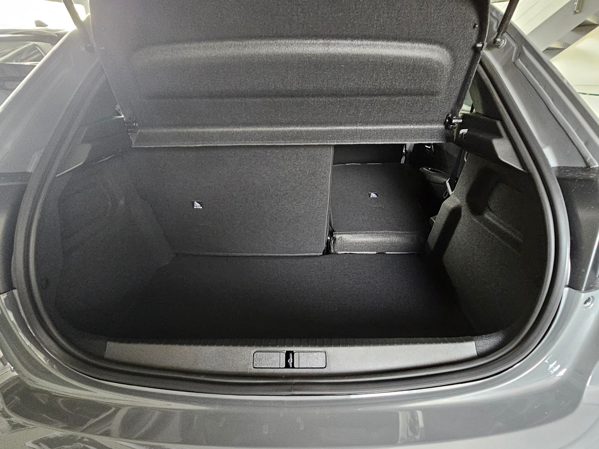 PEUGEOT 208 1.2 Hybrid Allure Premium-image-7