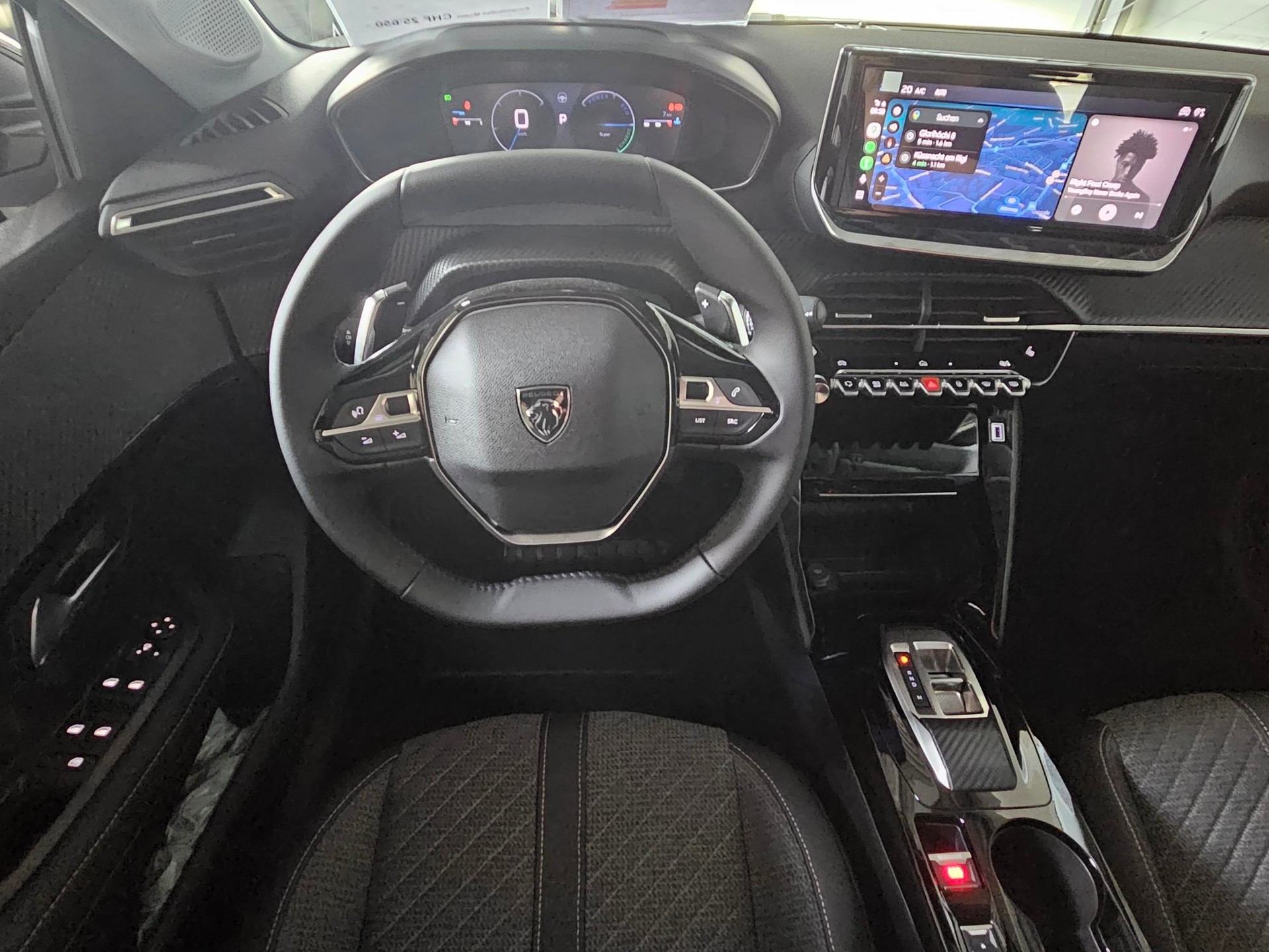 PEUGEOT 208 1.2 Hybrid Allure Premium-image-4