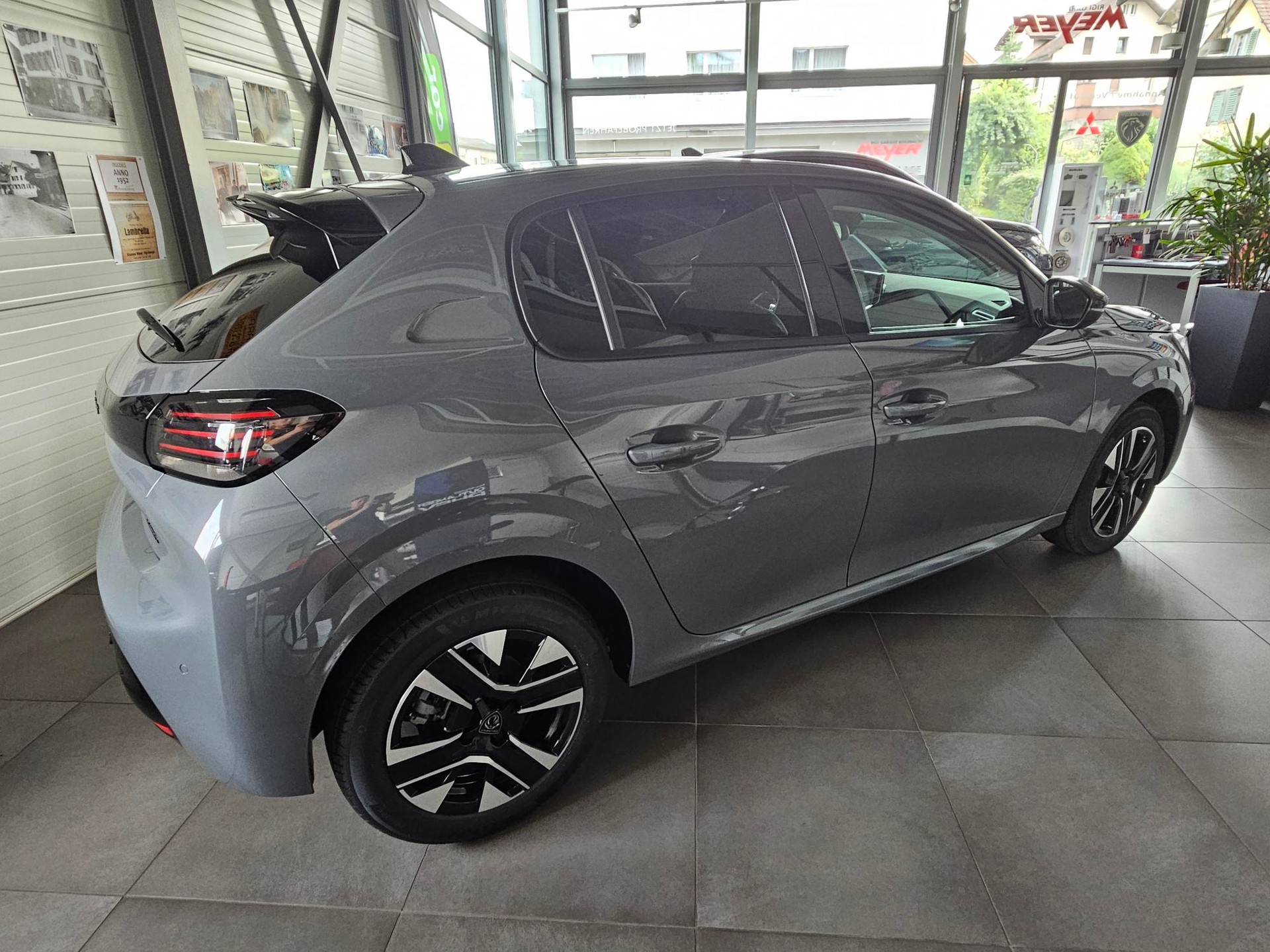 PEUGEOT 208 1.2 Hybrid Allure Premium-showroom-element-2