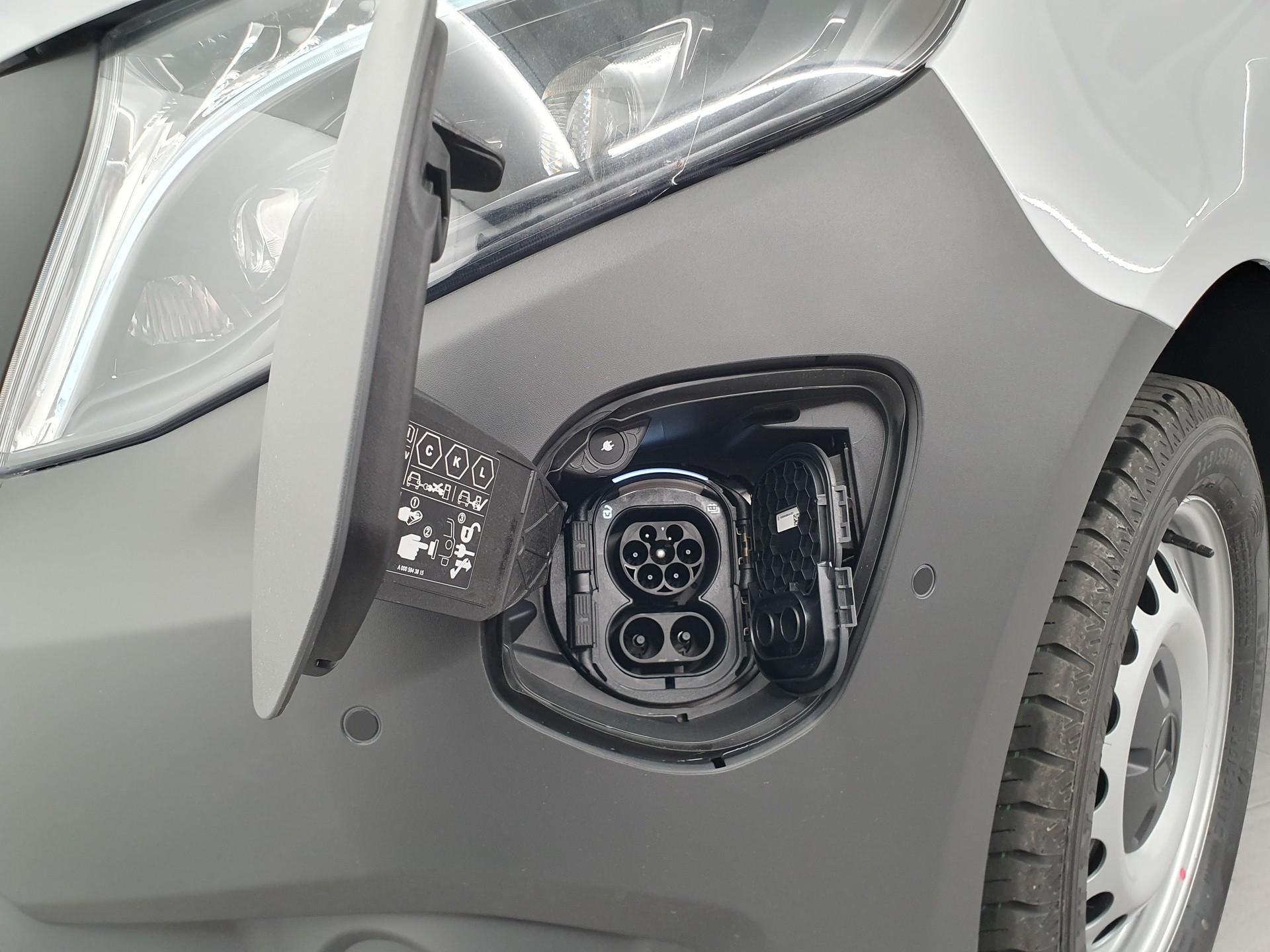 MERCEDES-BENZ eVito 112 Kaw. L 60 kWh-image-6