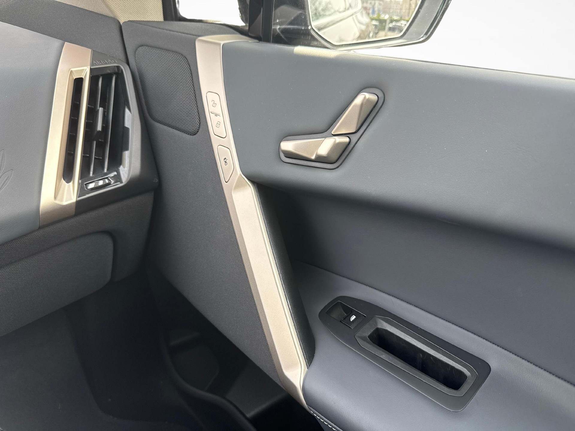 BMW iX xDrive40-image-19