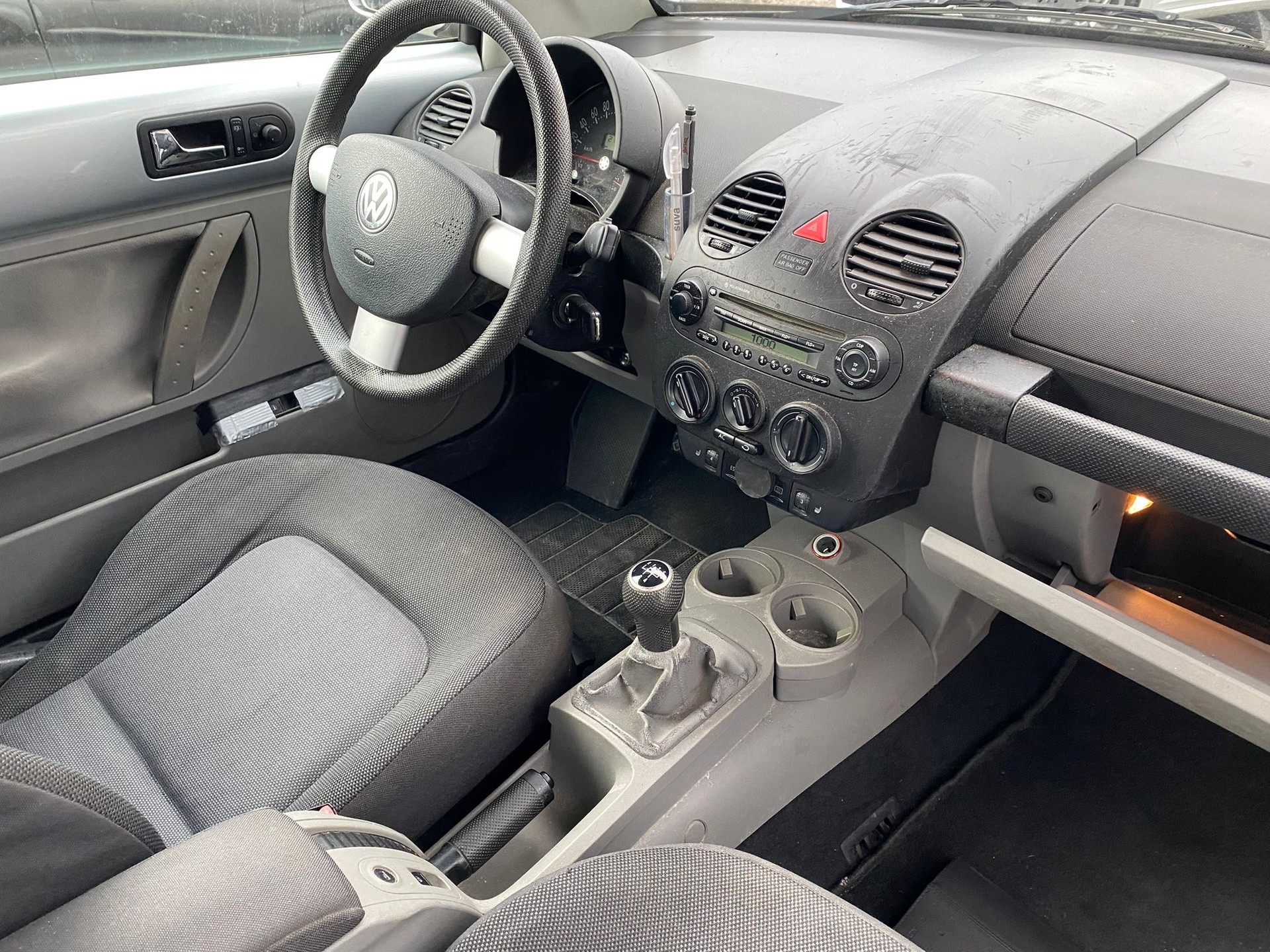 VW Beetle Cabrio 1.6-image-6