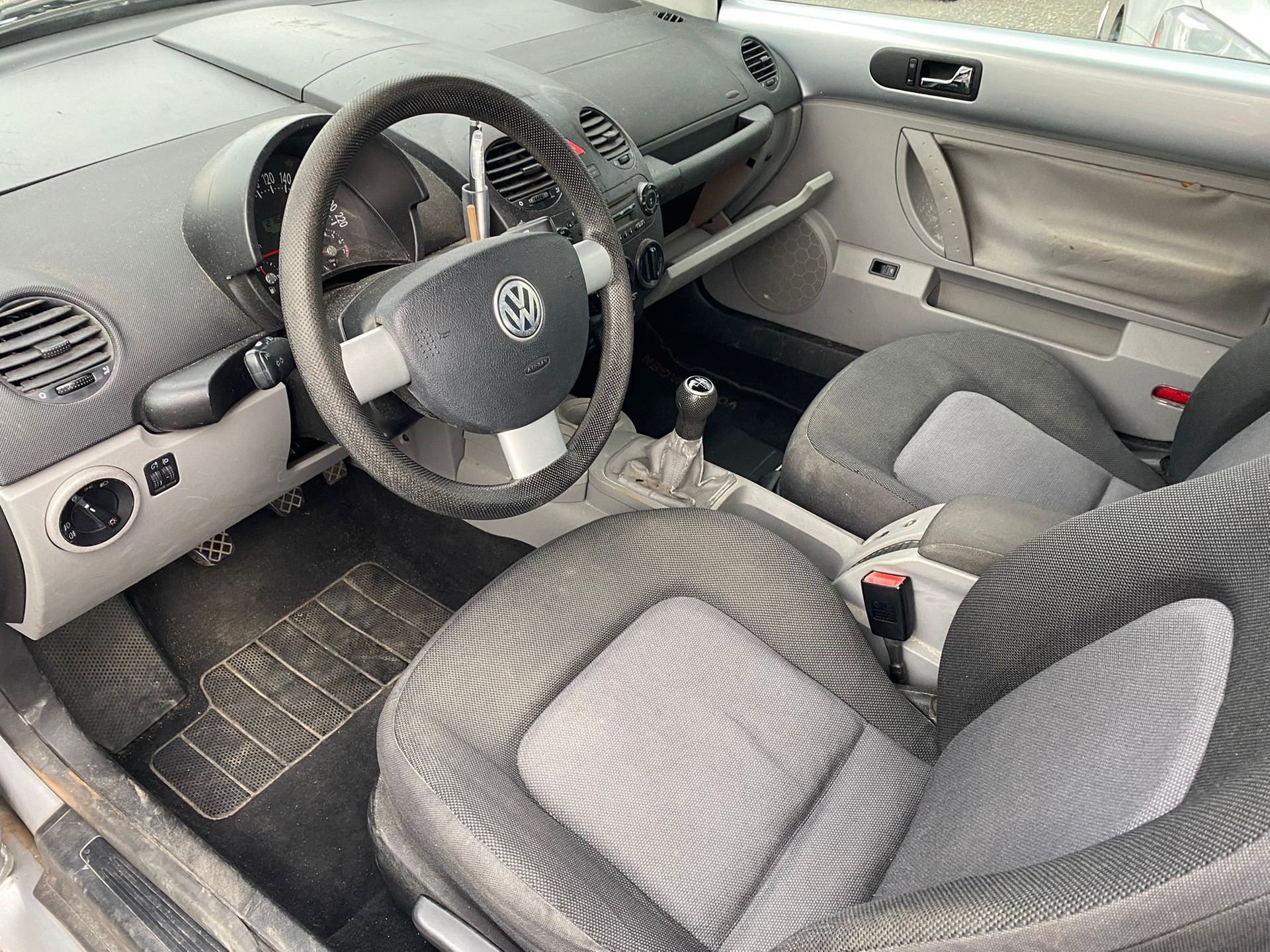 VW Beetle Cabrio 1.6-image-7