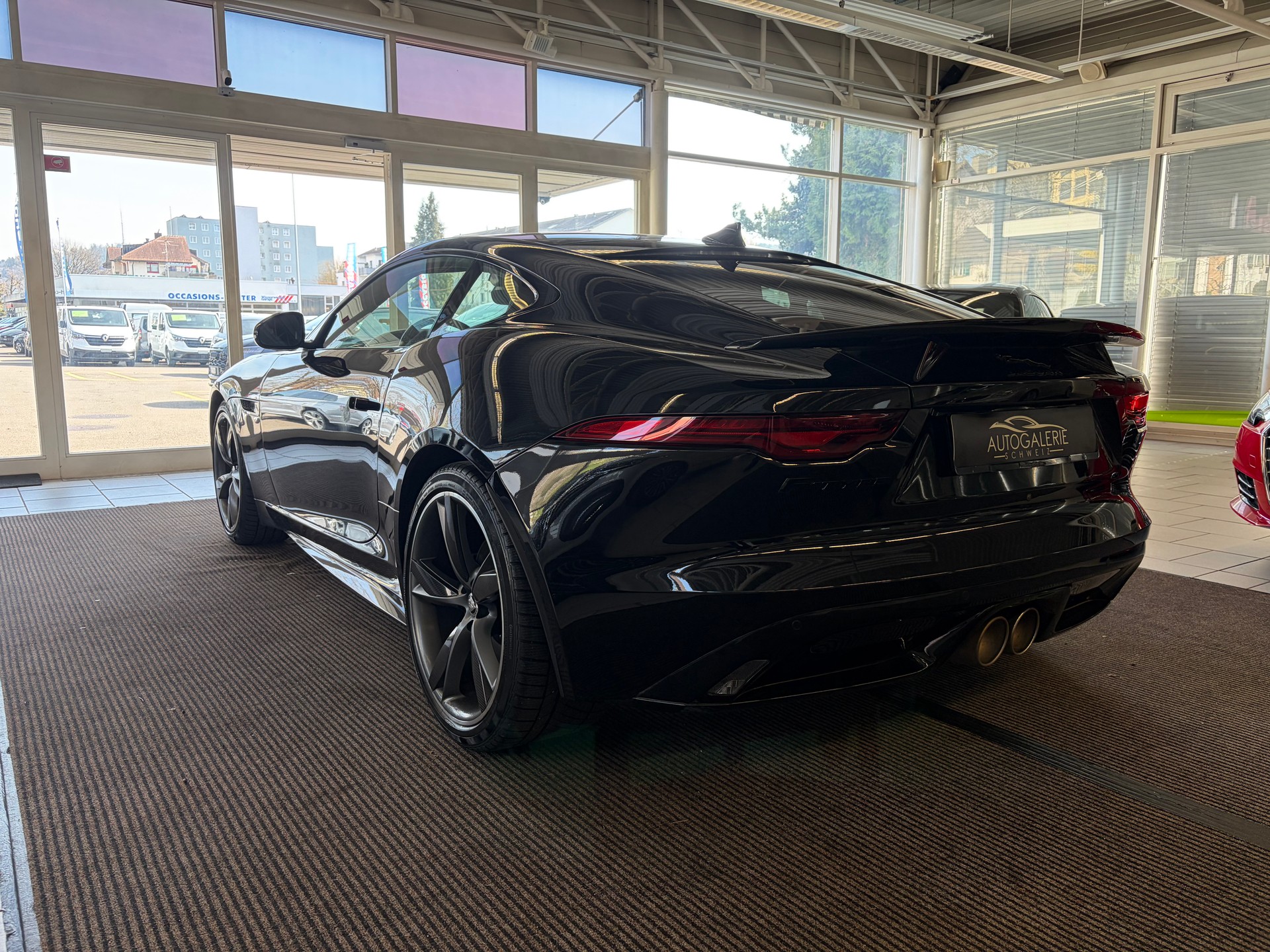 JAGUAR F-Type Coupé 2.0 I4 R-Dynamic Automatik | Panorama Glas | ALL BLACK | Heckspoiler |-image-10