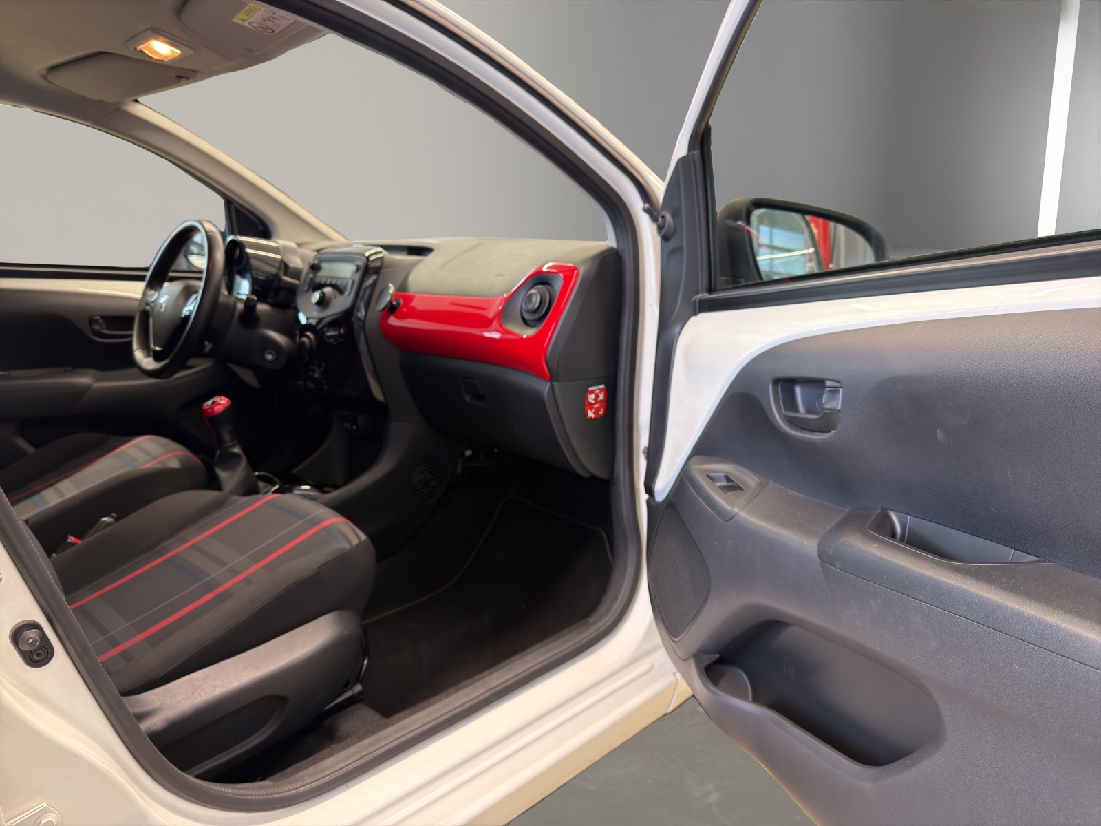 PEUGEOT 108 1.2 VTi Active-image-11