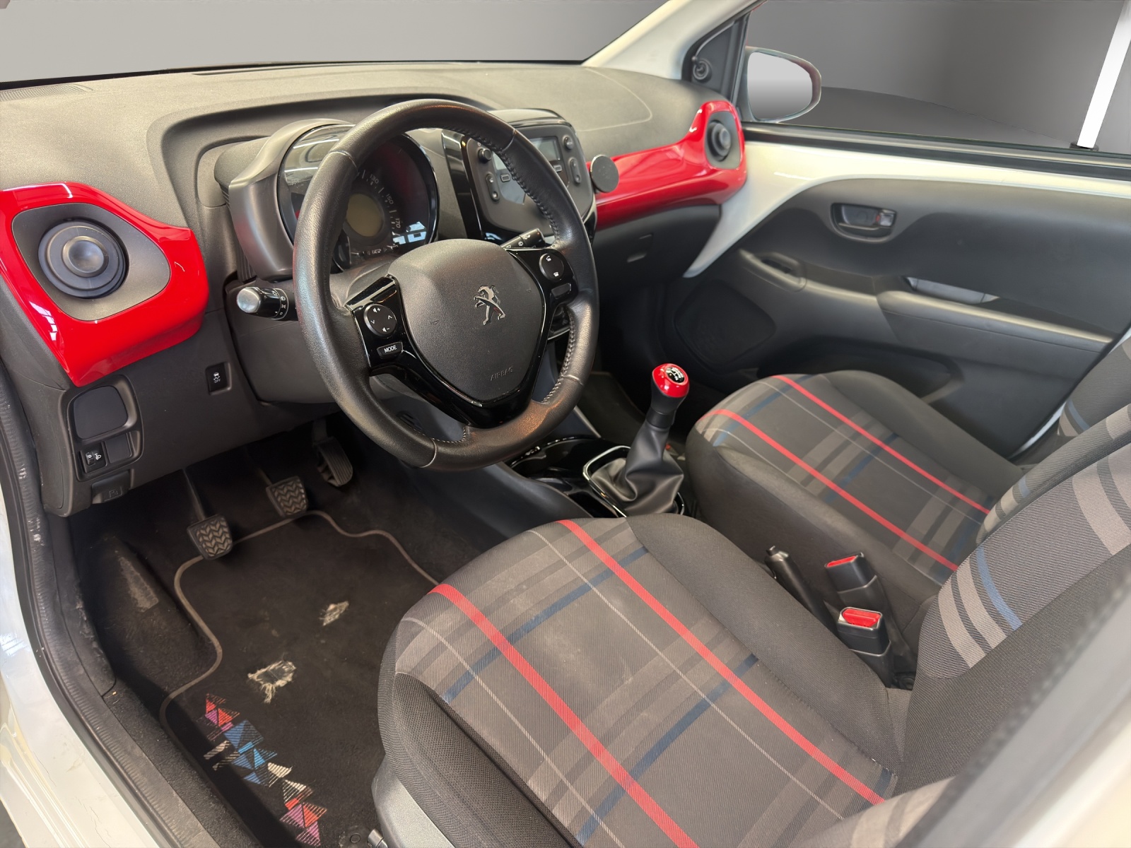 PEUGEOT 108 1.2 VTi Active-image-8
