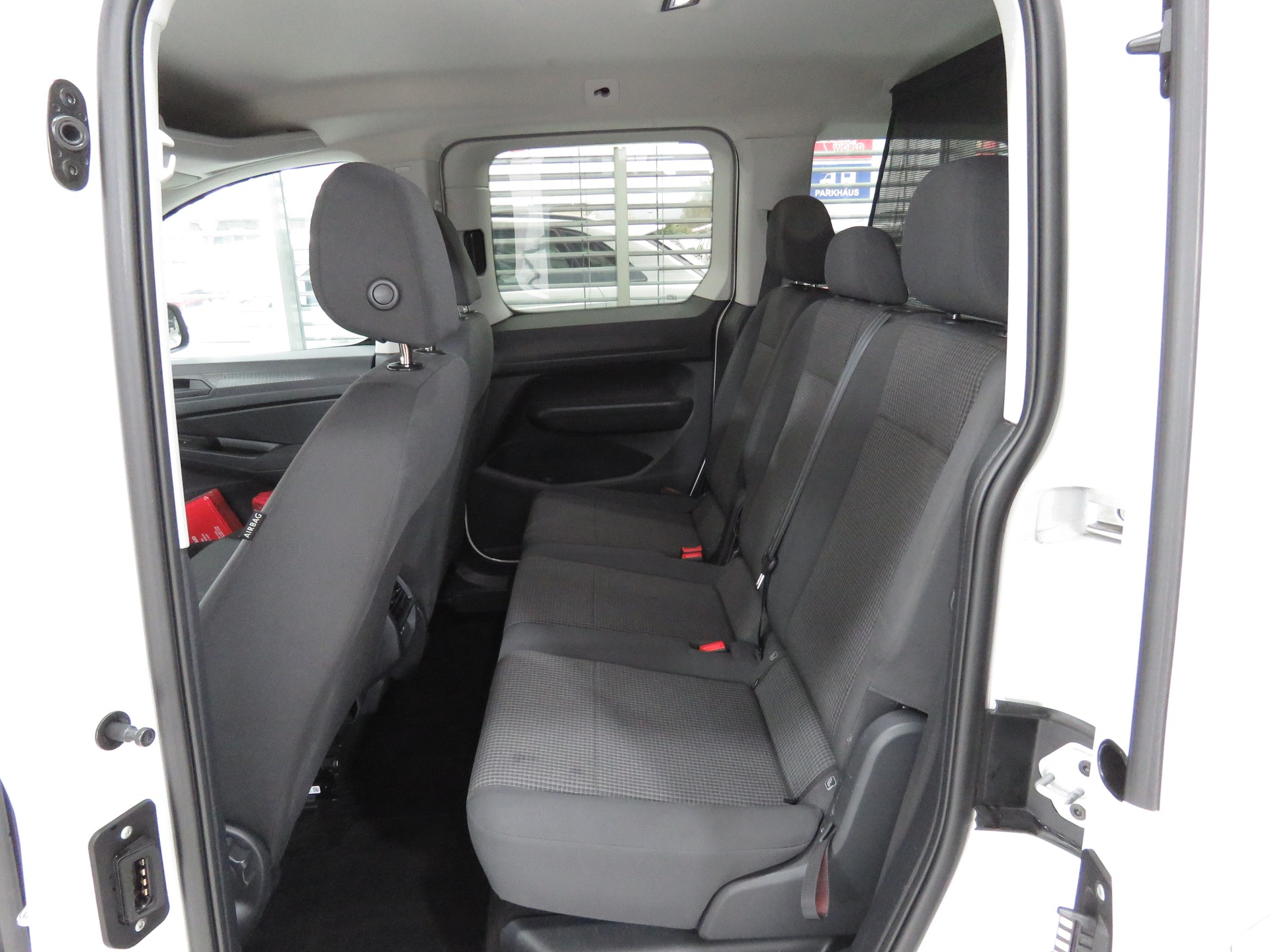 VW Caddy 2.0 TDI Liberty DSG-image-8