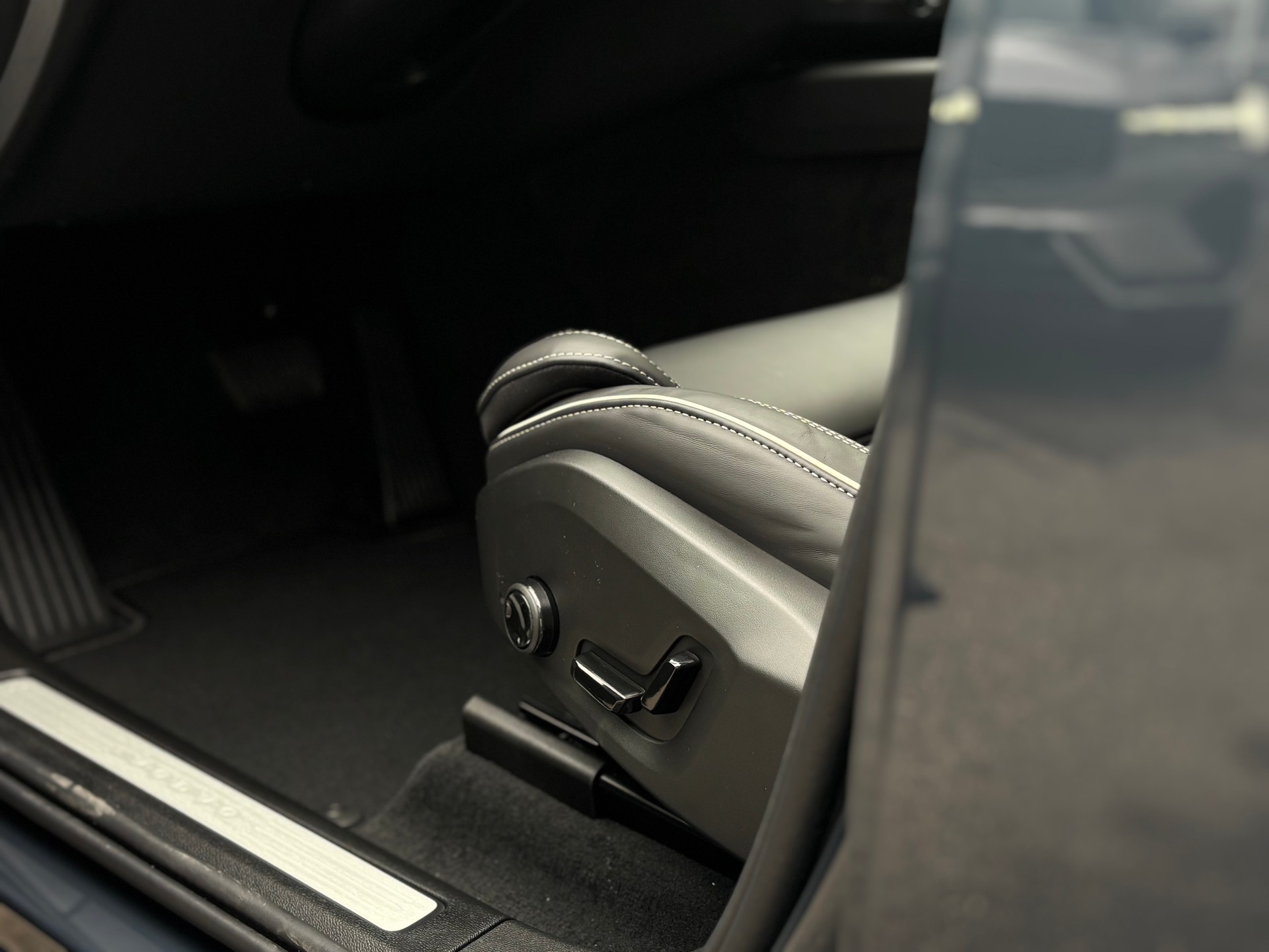VOLVO XC60 2.0 B5 MH Black Edition AWD-image-18
